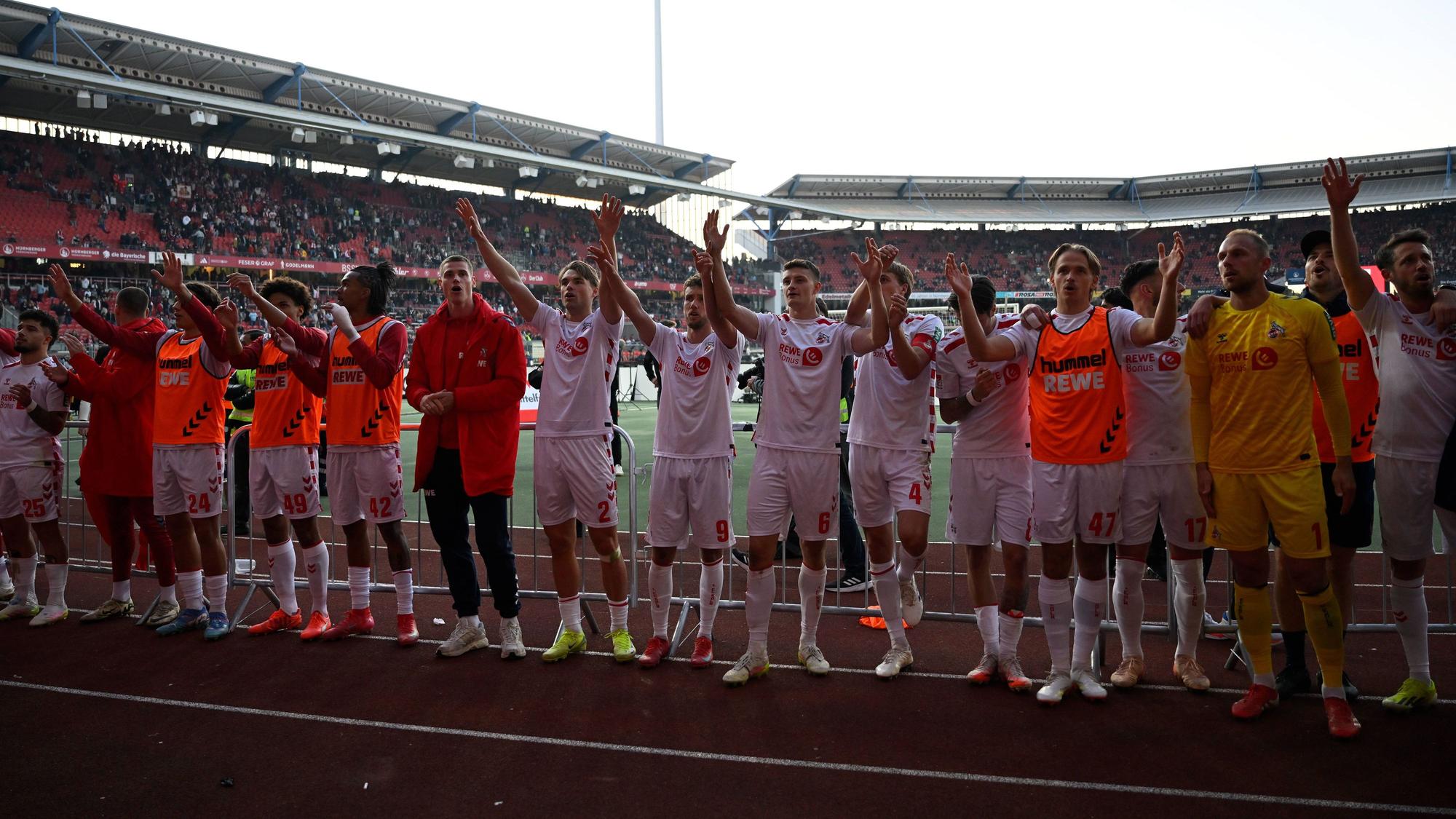 FC-Profis vor der Kurve