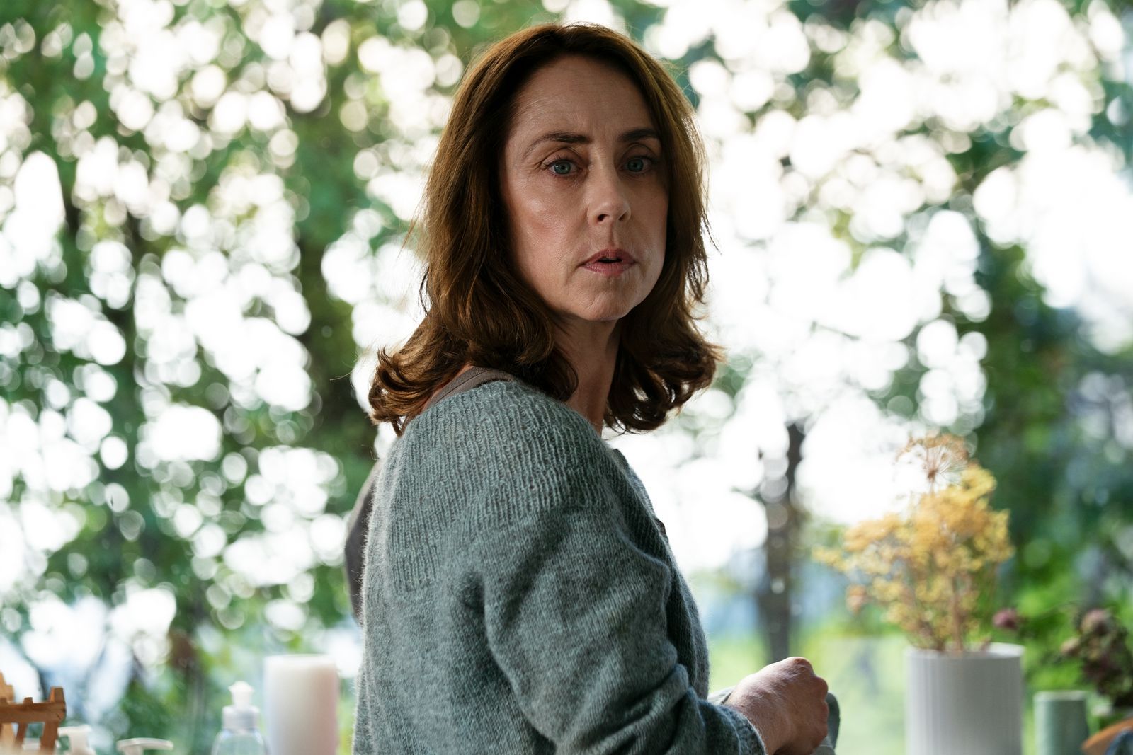 Als „Kommissarin Lund“ wurde sie berühmt, nun spielt Sofie Gråbøl Marie Holst, die Mutter der ermordeten Emma, deren Mörder nie gefunden wurde.  (Bild: Tine Harden/Netflix)