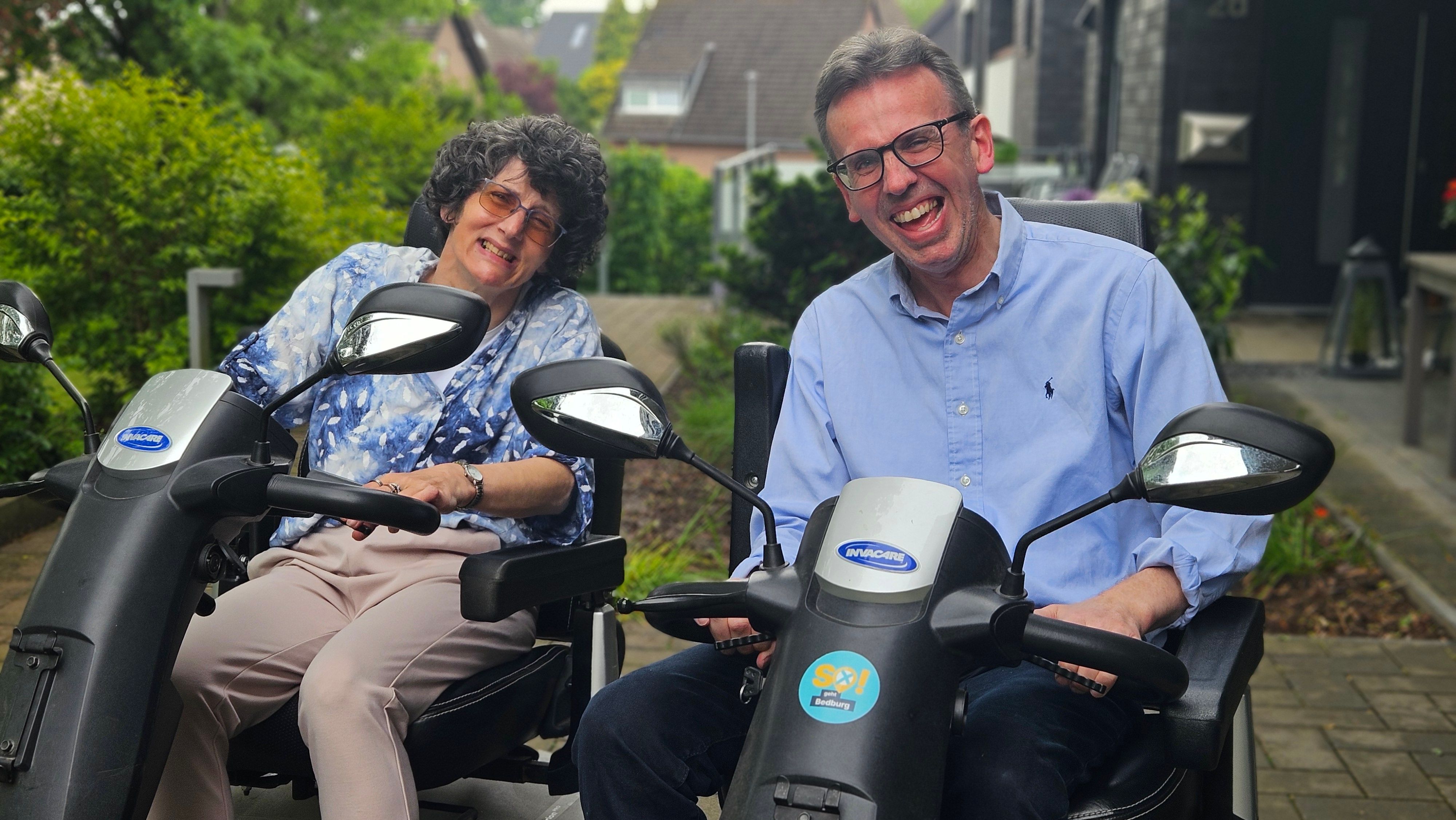 Zu sehen sind Heike und Andreas Becker in ihren E-Scootern.