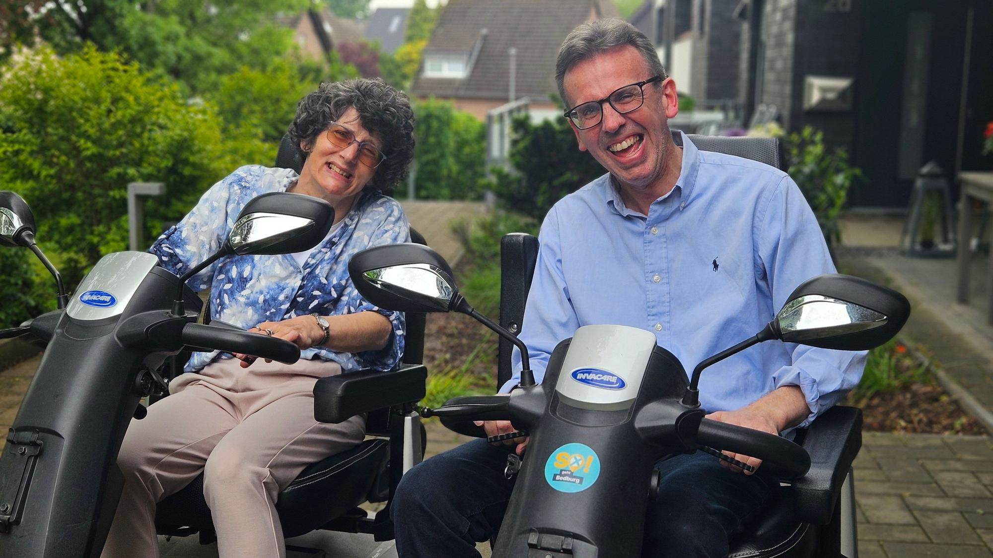 Zu sehen sind Heike und Andreas Becker in ihren E-Scootern.