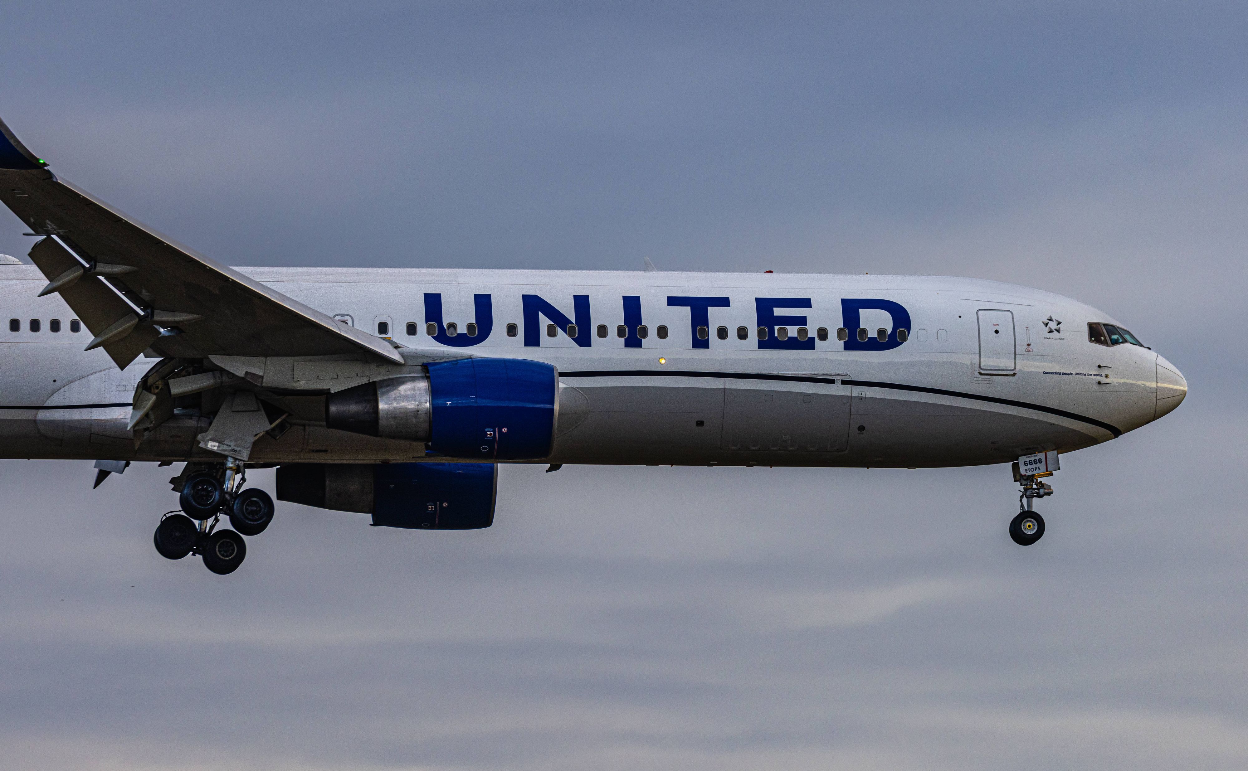 Nur wenige hundert Meter vor der Landebahn des Flughafens Newark berührte eine vollbesetzte Boeing 767 einen Lichtmast sowie einen Sattelzug auf einer der meistbefahrenen Autobahnen Amerikas.