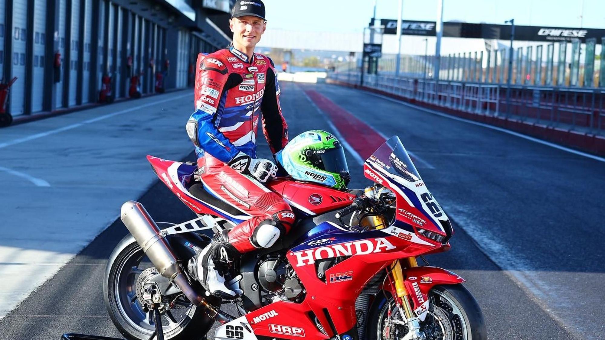 Florian Alt sitzt auf dem augebockten Motorrad.