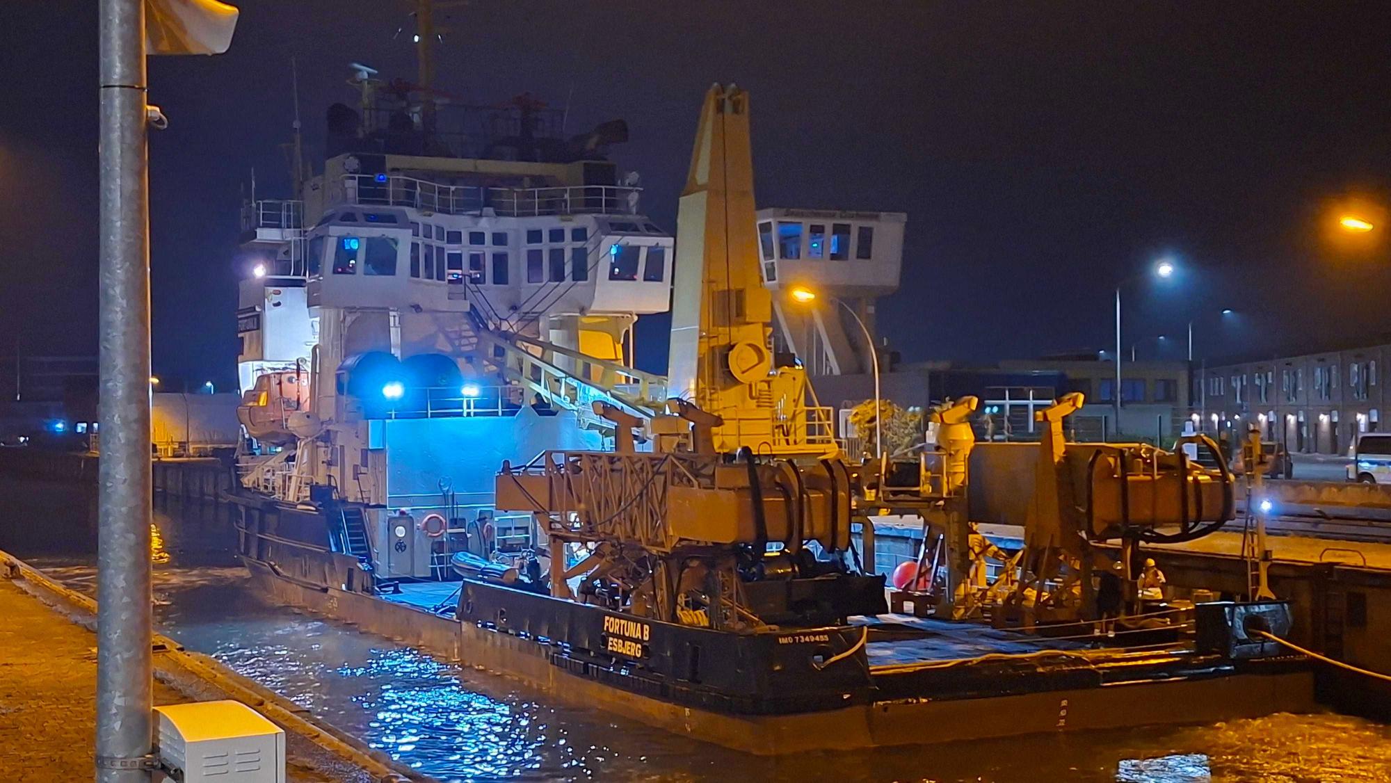 Die „Fortuna B“ liegt im Hafen von Cuxhaven. Eines der beiden Schiffe, die den mehrfach vor der deutschen Küste gestrandeten Wal in die Nordsee brachten, ist am Sonntagabend in Cuxhaven eingelaufen.