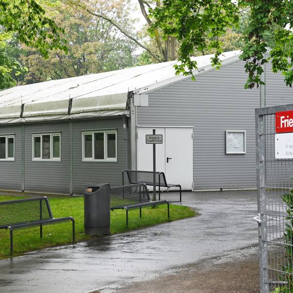 Die umstrittene Ersatz-Trauerhalle auf dem Melatenfriedhof