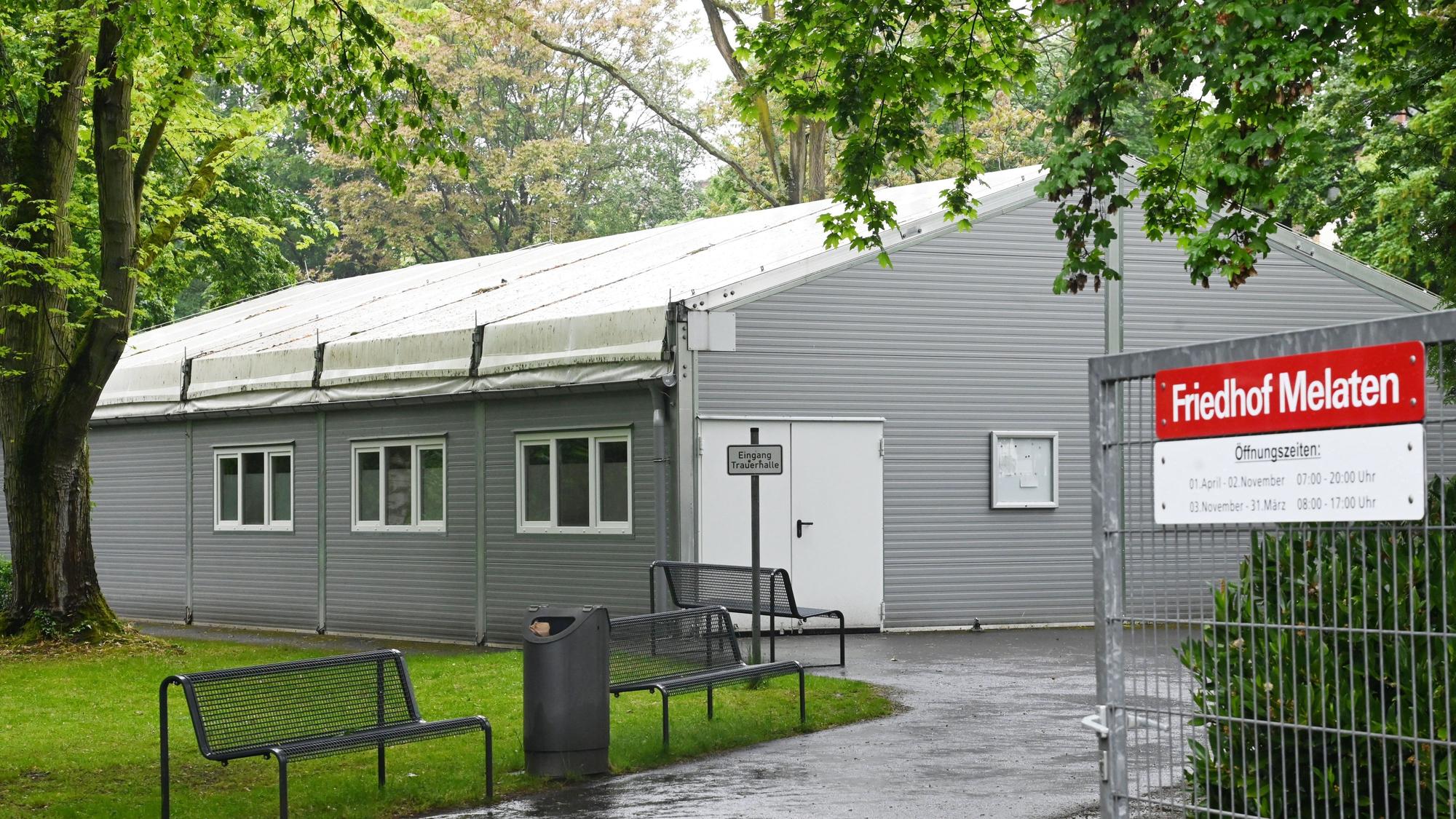 Die umstrittene Ersatz-Trauerhalle auf dem Melatenfriedhof