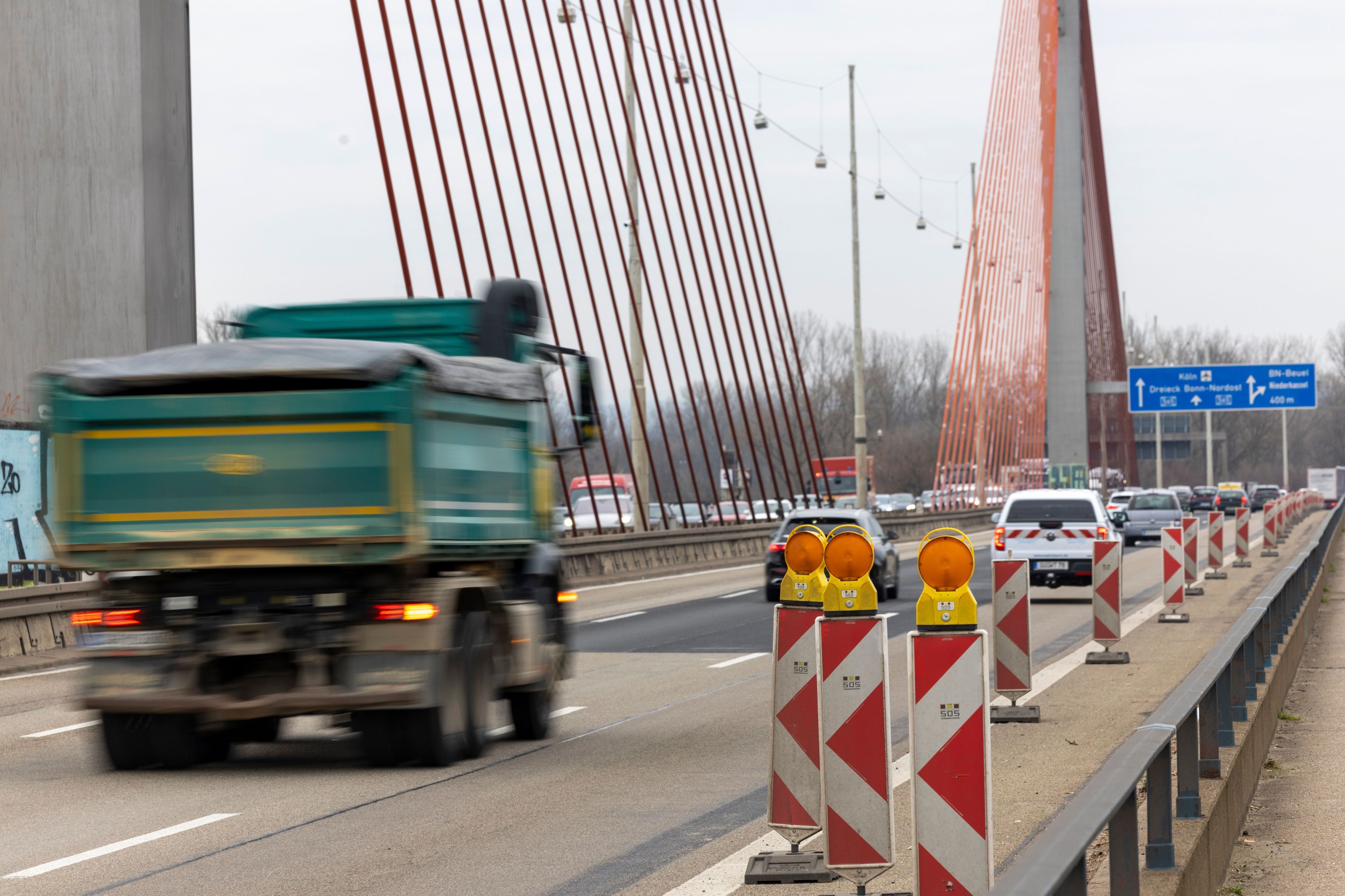 Das Fahrverbot für Lkw über 7,5 Tonnen auf der Bonner Nordbrücke wird ab sofort durch automatische Gewichtskontrollen überwacht.