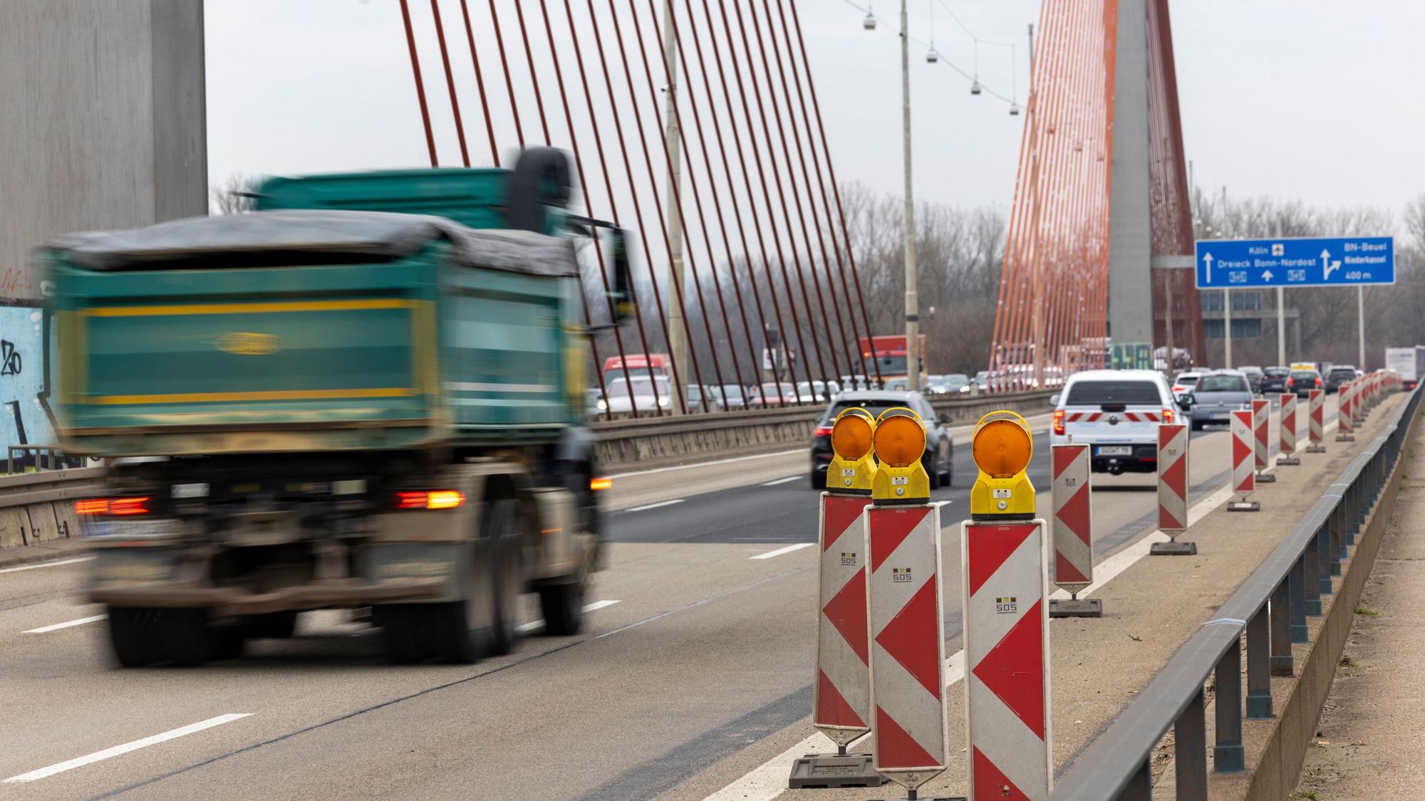 Das Fahrverbot für Lkw über 7,5 Tonnen auf der Bonner Nordbrücke wird ab sofort durch automatische Gewichtskontrollen überwacht.