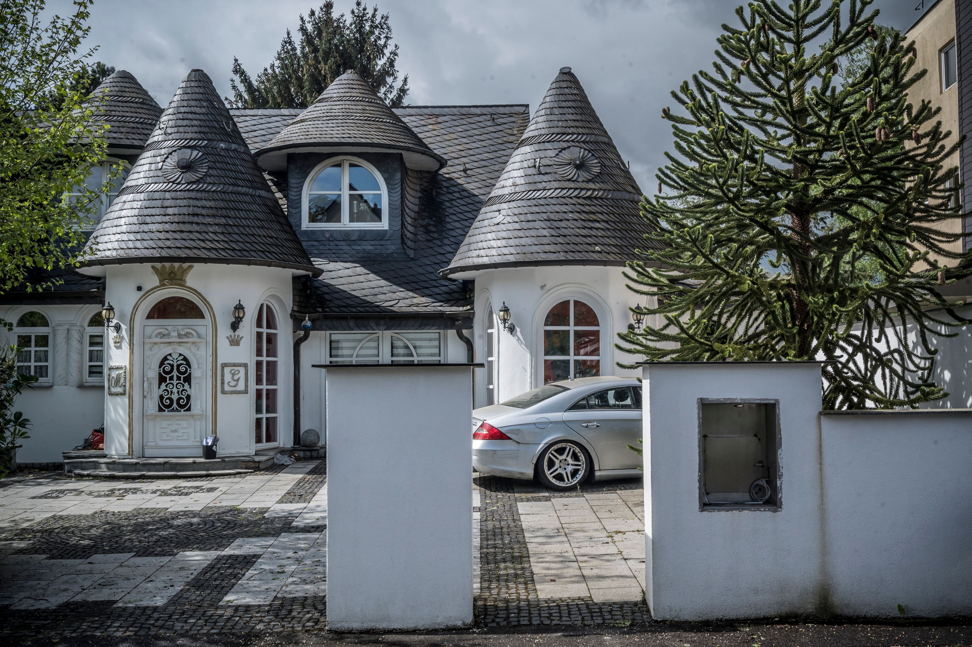 Die sogenannte Türmchenvilla der Großfamilie liegt in Leverkusen.
