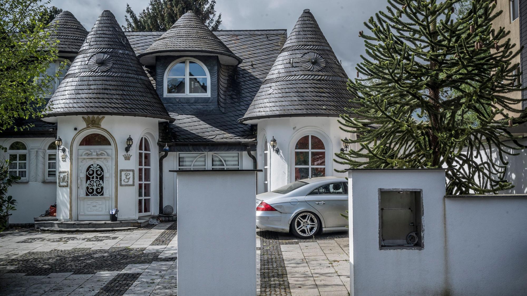 Die sogenannte Türmchenvilla der Großfamilie liegt in Leverkusen.