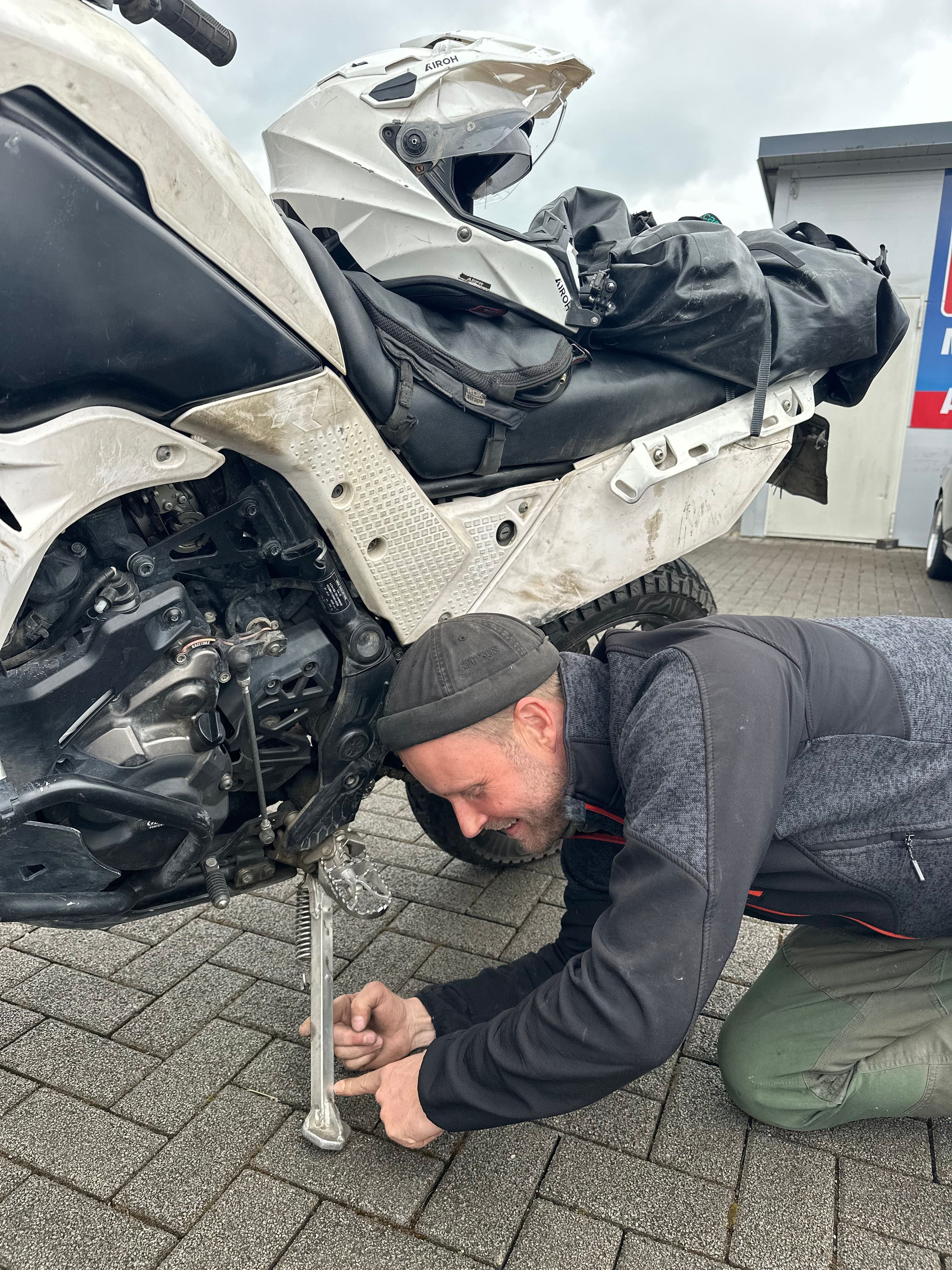 Diesen Seitenständer fertige ein Handwerker im indischen Goa für die Yamaha von Corny Köster.