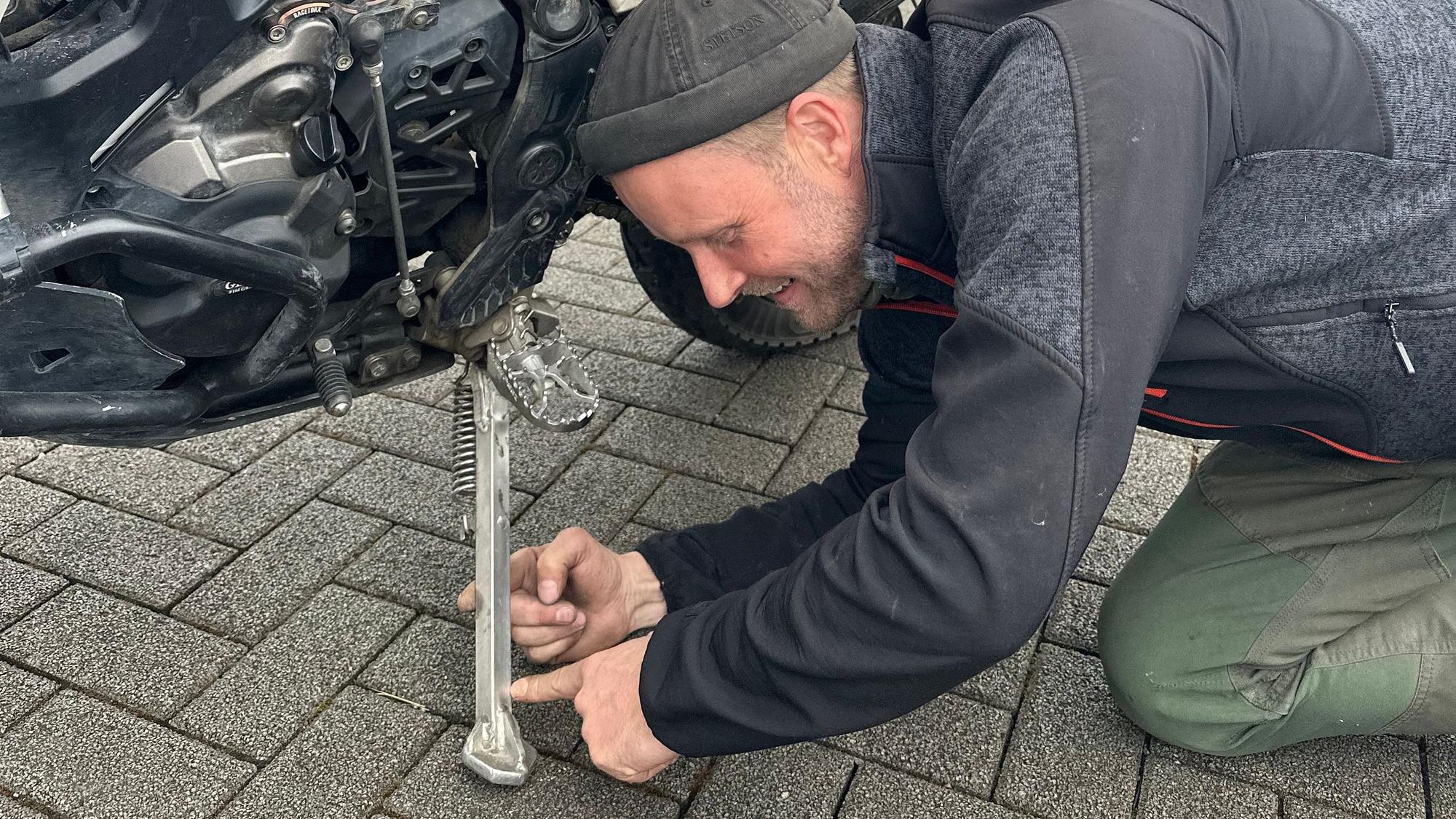 Diesen Seitenständer fertige ein Handwerker im indischen Goa für die Yamaha von Köster.