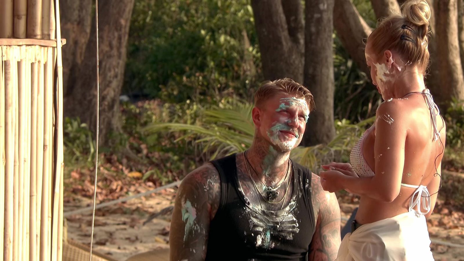 Einen schönen Mann entstellt nicht mal Torte. Und Emmy Russ fand Paco Herb schon „ziemlich hübsch“. Neues Traumpaar im Anrollen? (Bild: RTLZWEI)