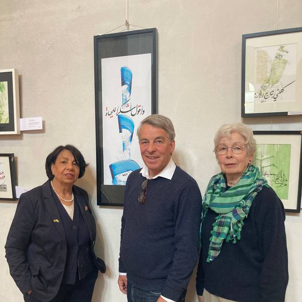 Suraya Hoffmann, Albrecht Schröter und Maria Meiwes vor Bildern der Kalligrafie-Ausstellung in St. Maternus.