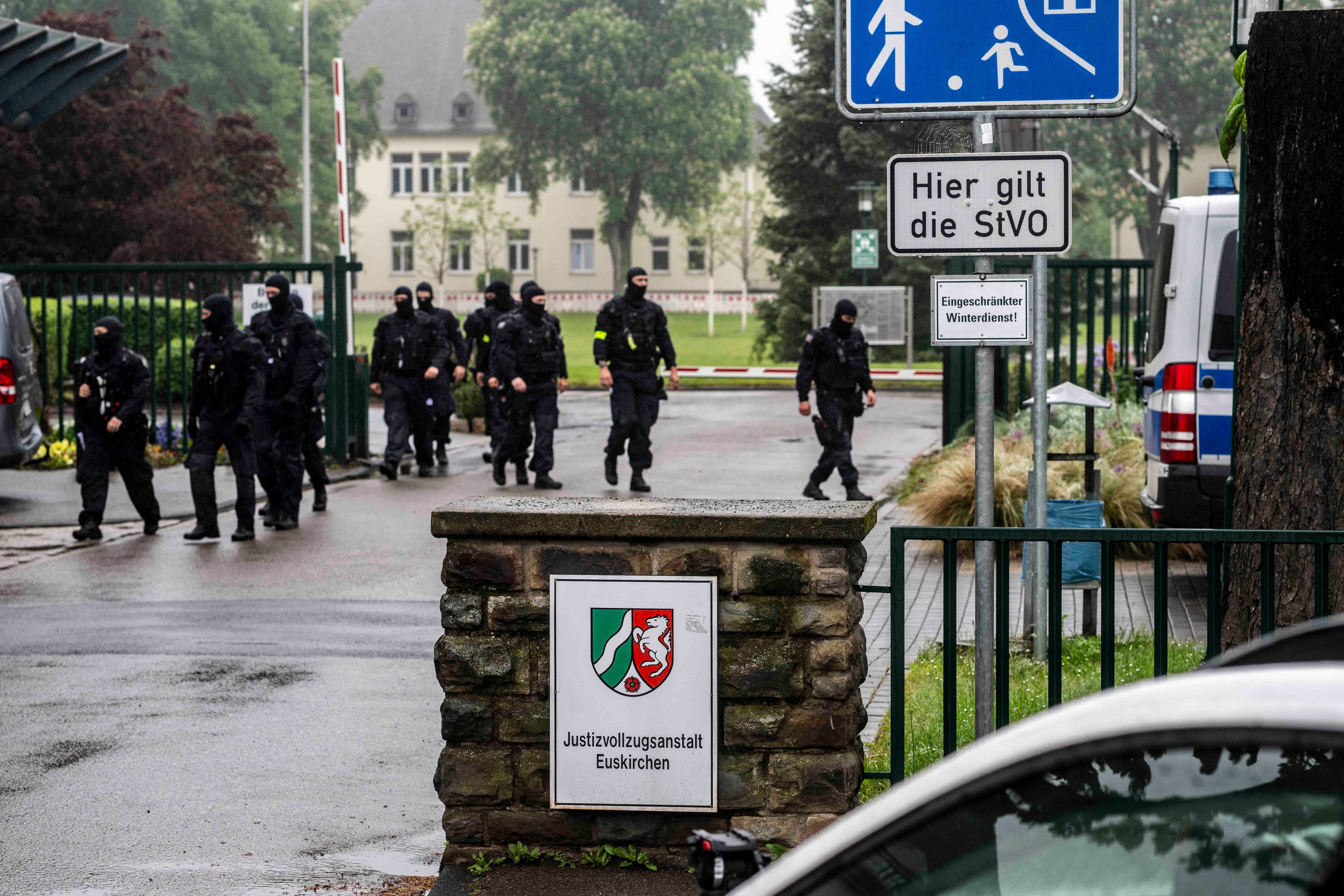 Durchsuchungen und Ermittlungen an der JVA Euskirchen: 210 Einsatzkräfte waren im Einsatz. Im Verdacht stehen sieben männliche Justizvollzugsbeamte, Vorteile als Gegenleistung angenommen zu haben.