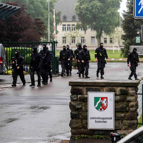 Durchsuchungen und Ermittlungen an der JVA Euskirchen: 210 Einsatzkräfte waren im Einsatz. Im Verdacht stehen sieben männliche Justizvollzugsbeamte, Vorteile als Gegenleistung angenommen zu haben.