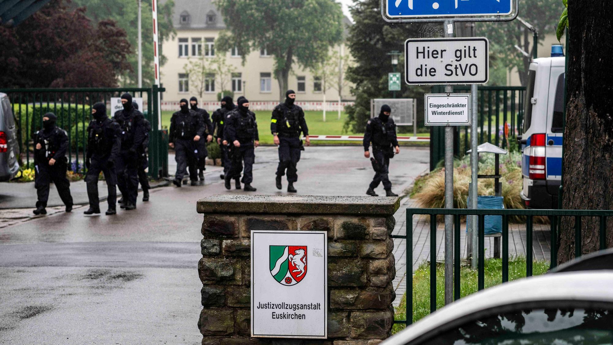 Durchsuchungen und Ermittlungen an der JVA Euskirchen: 210 Einsatzkräfte waren im Einsatz. Im Verdacht stehen sieben männliche Justizvollzugsbeamte, Vorteile als Gegenleistung angenommen zu haben.