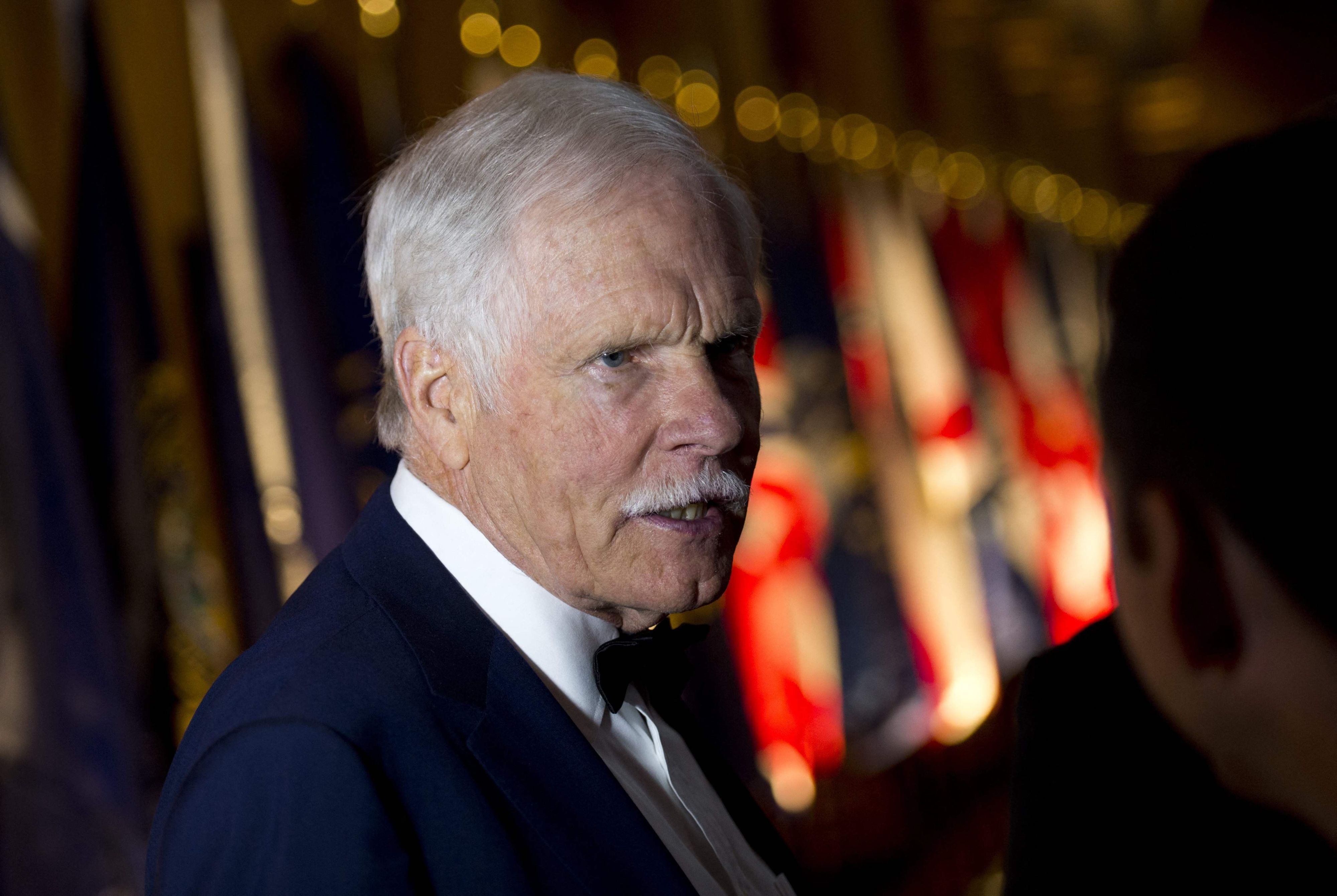Ted Turner unterhält sich.