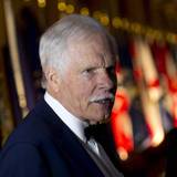 Ted Turner unterhält sich.
