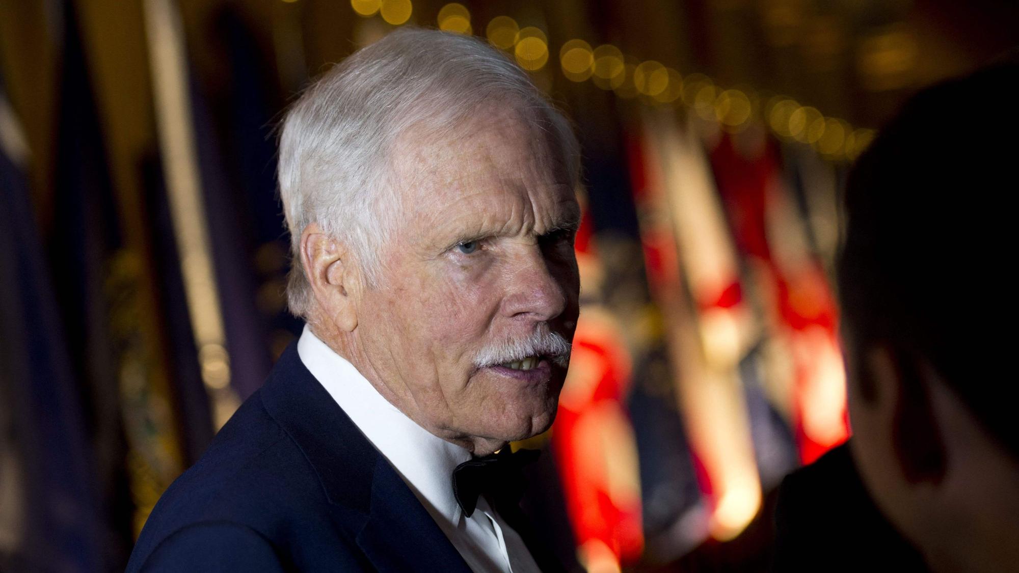 Ted Turner unterhält sich.