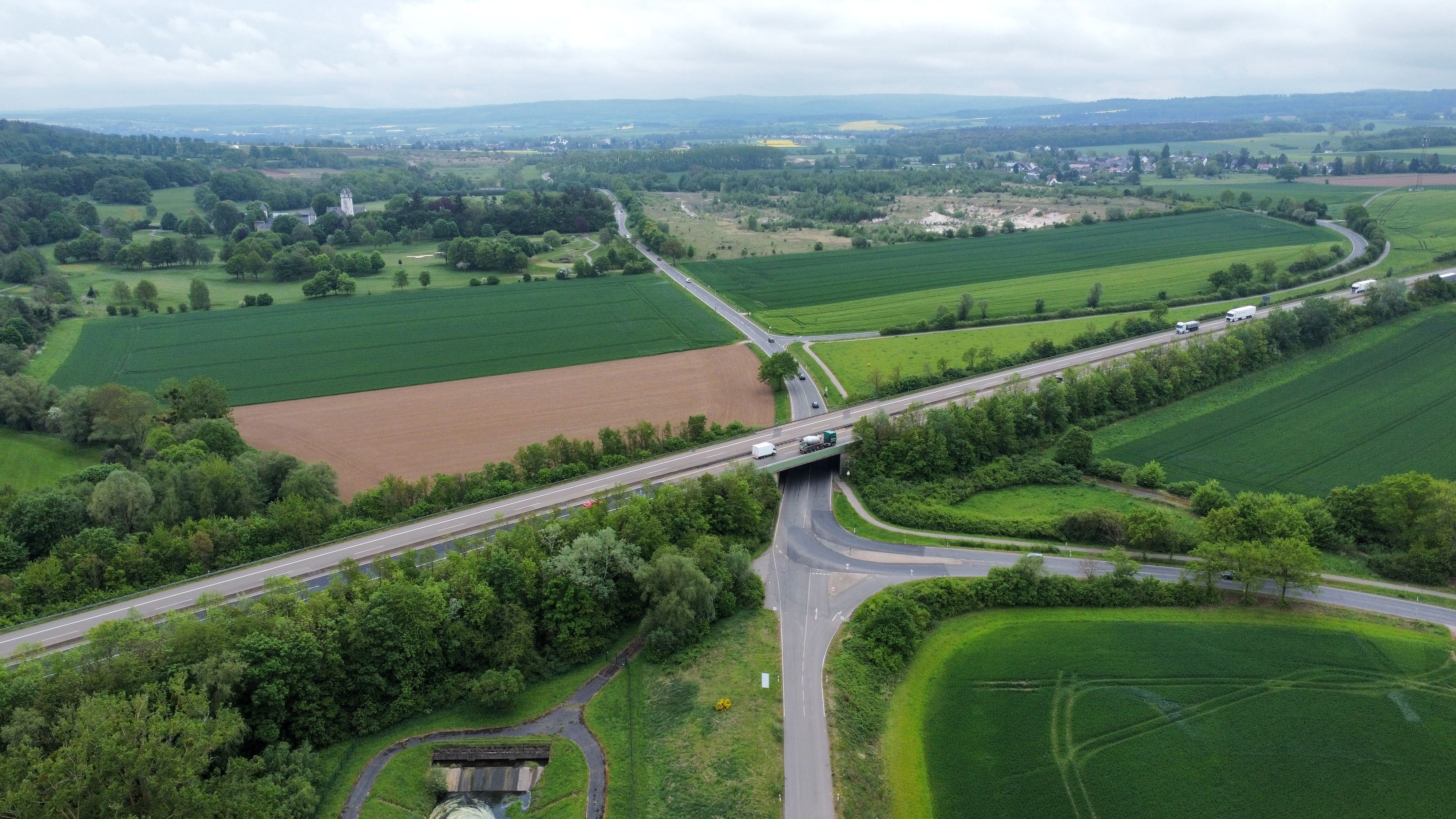Das Drohnenbild zeigt den Bereich der Unterführung der L11 an der A1 mit Blick in Richtung Burg Zievel/Lessenich.
