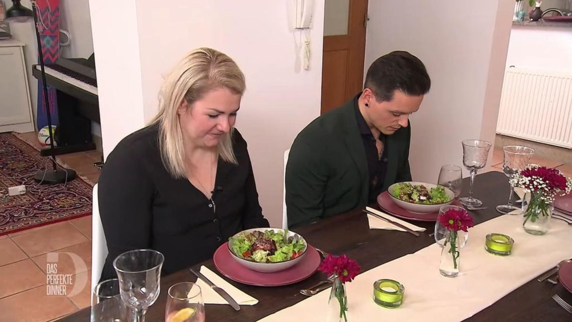 Was Diana und Timo noch nicht wissen: Das Dressing hat schon Kinder zum Salatessen gebracht.
(Bild: RTL)