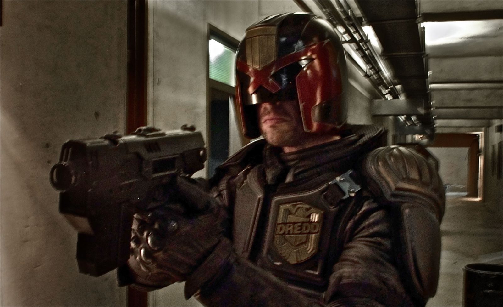 Unter der Maske kaum zu erkennen: Karl Urban spielte die Hauptrolle im Remake „Dredd“ (2012). (Bild: Universum)