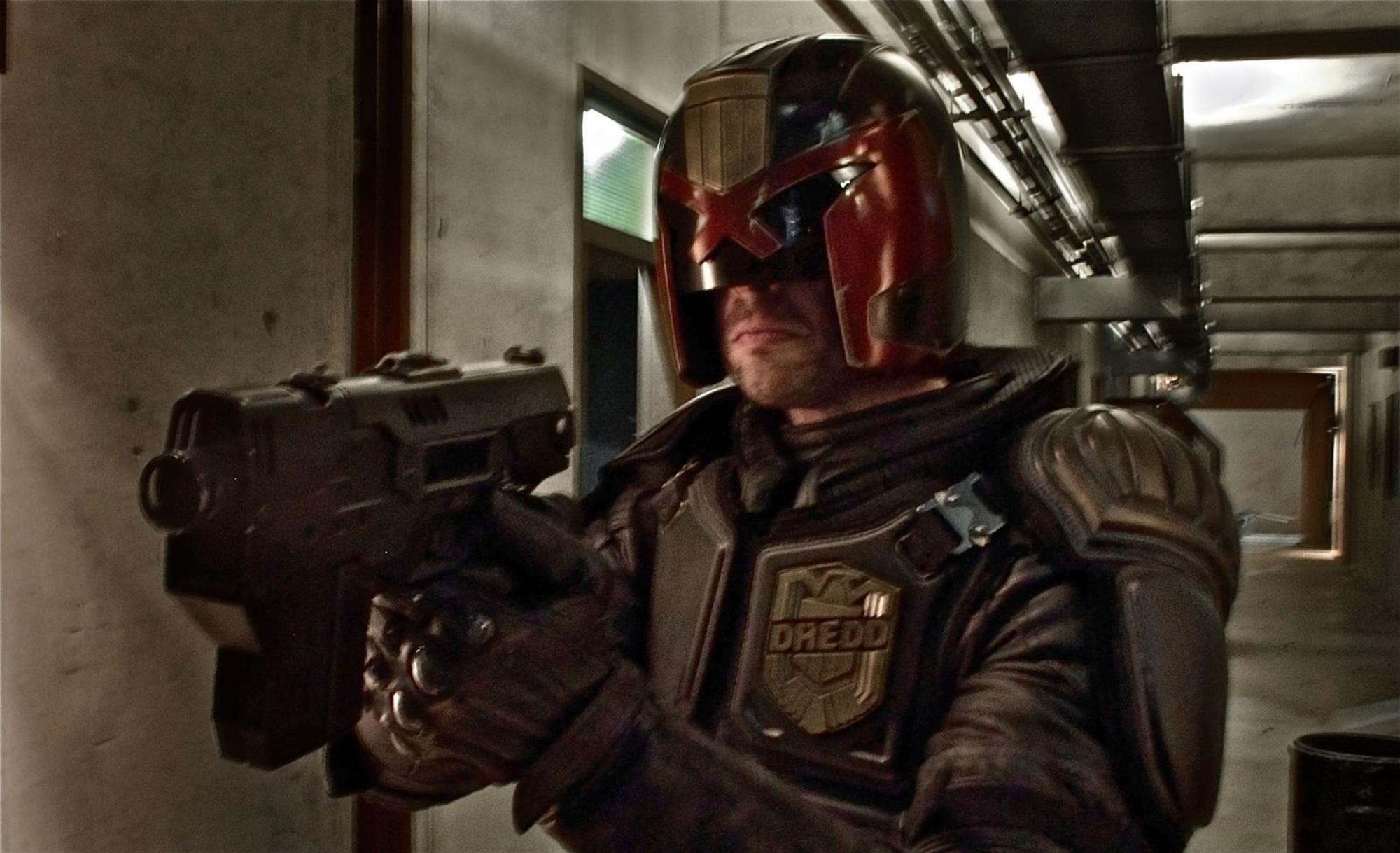 Unter der Maske kaum zu erkennen: Karl Urban spielte die Hauptrolle im Remake „Dredd“ (2012). (Bild: Universum)