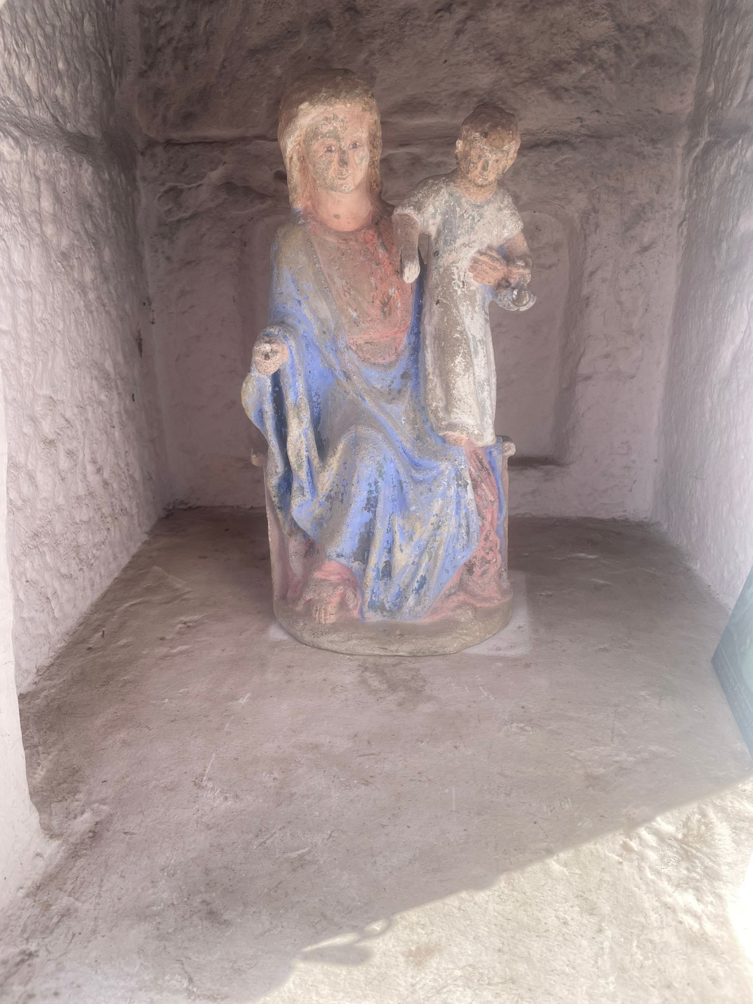 Zu sehen ist die Figur mit Farbresten.