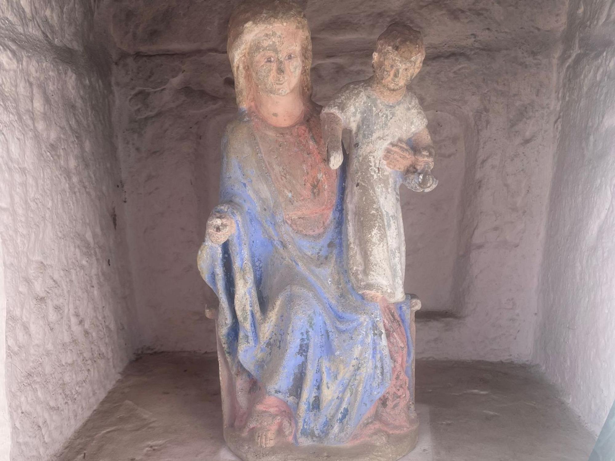 Zu sehen ist die Figur mit Farbresten.