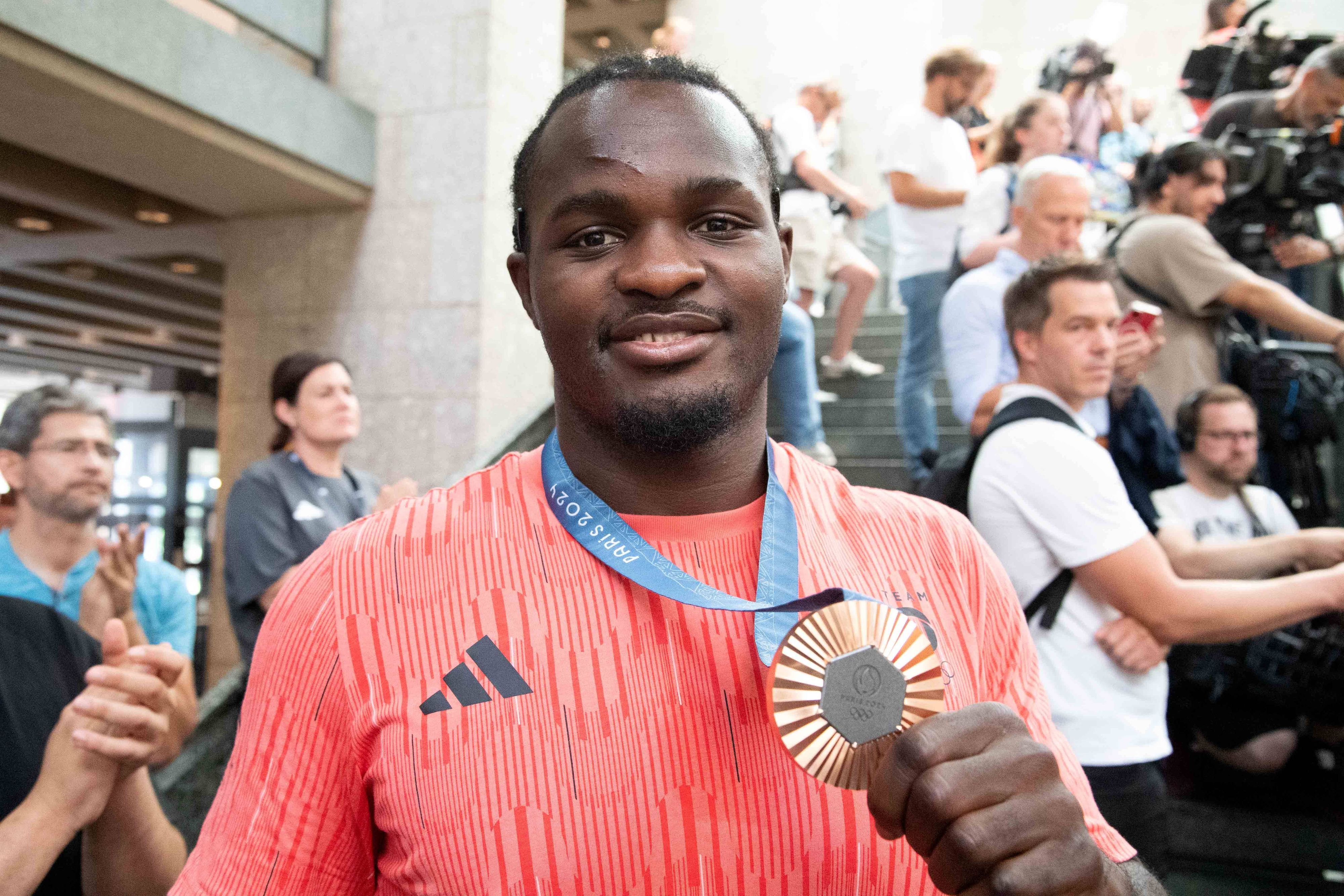 Sport Themen der Woche KW33 Sport Bilder des Tages Nelvie TIAFACK, Boxer, Bronzemedaillengewinner, Rueckkehr der Deutschen Olympiamannschaft Team D von den Olympischen Spielen 2024 in Paris/Frankreich und Empfang in Koeln am 12.10.2024 in Koeln, Â *** Nelvie TIAFACK, boxer, bronze medalist, return of the German Olympic Team D from the Olympic Games 2024 in Paris France and reception in Cologne on 12 10 2024 in Cologne, Â