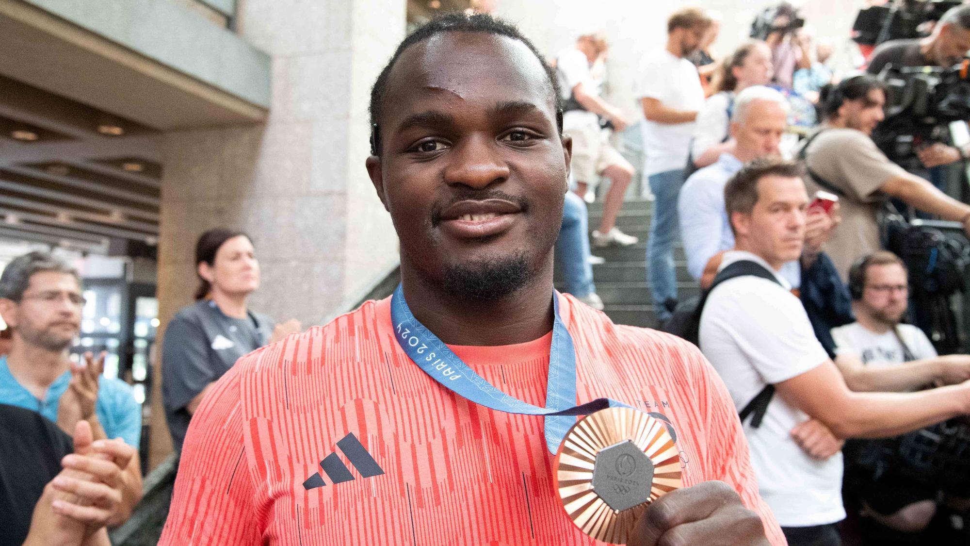 Sport Themen der Woche KW33 Sport Bilder des Tages Nelvie TIAFACK, Boxer, Bronzemedaillengewinner, Rueckkehr der Deutschen Olympiamannschaft Team D von den Olympischen Spielen 2024 in Paris/Frankreich und Empfang in Koeln am 12.10.2024 in Koeln, Â *** Nelvie TIAFACK, boxer, bronze medalist, return of the German Olympic Team D from the Olympic Games 2024 in Paris France and reception in Cologne on 12 10 2024 in Cologne, Â