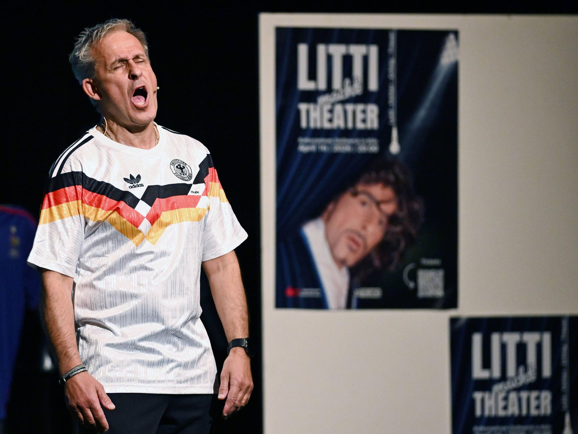 Pierre Littbarski steht auf der Bühne.
