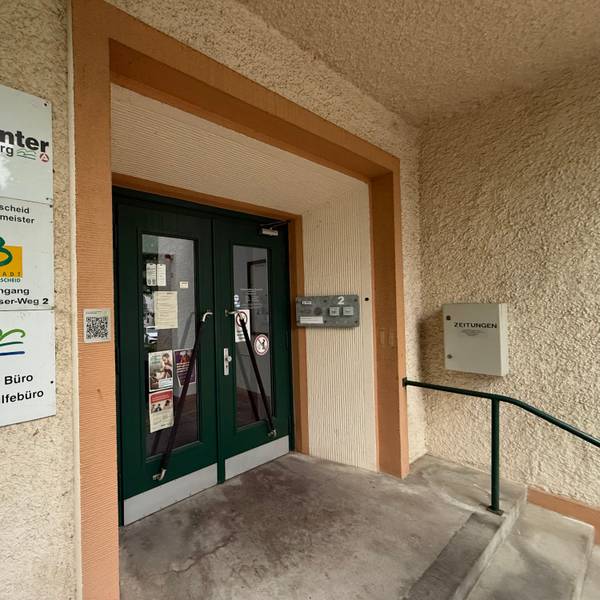 Der Seiteneingang des Burscheider Rathasuse, der auch zum Jobcenter führt