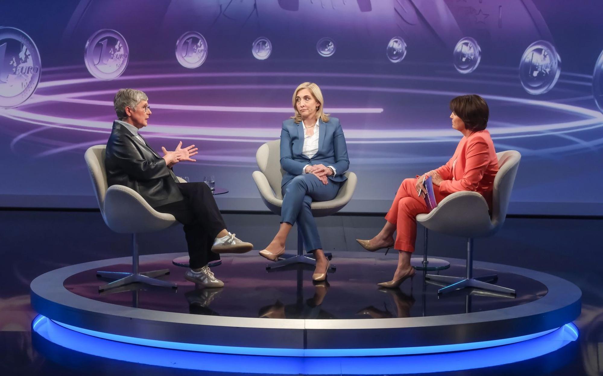 Britta Haßelmann (links) und Nina Warken (Mitte) stritten bei Sandra Maischberger über die Gesundheitsreform. (Bild: WDR / Oliver Ziebe)