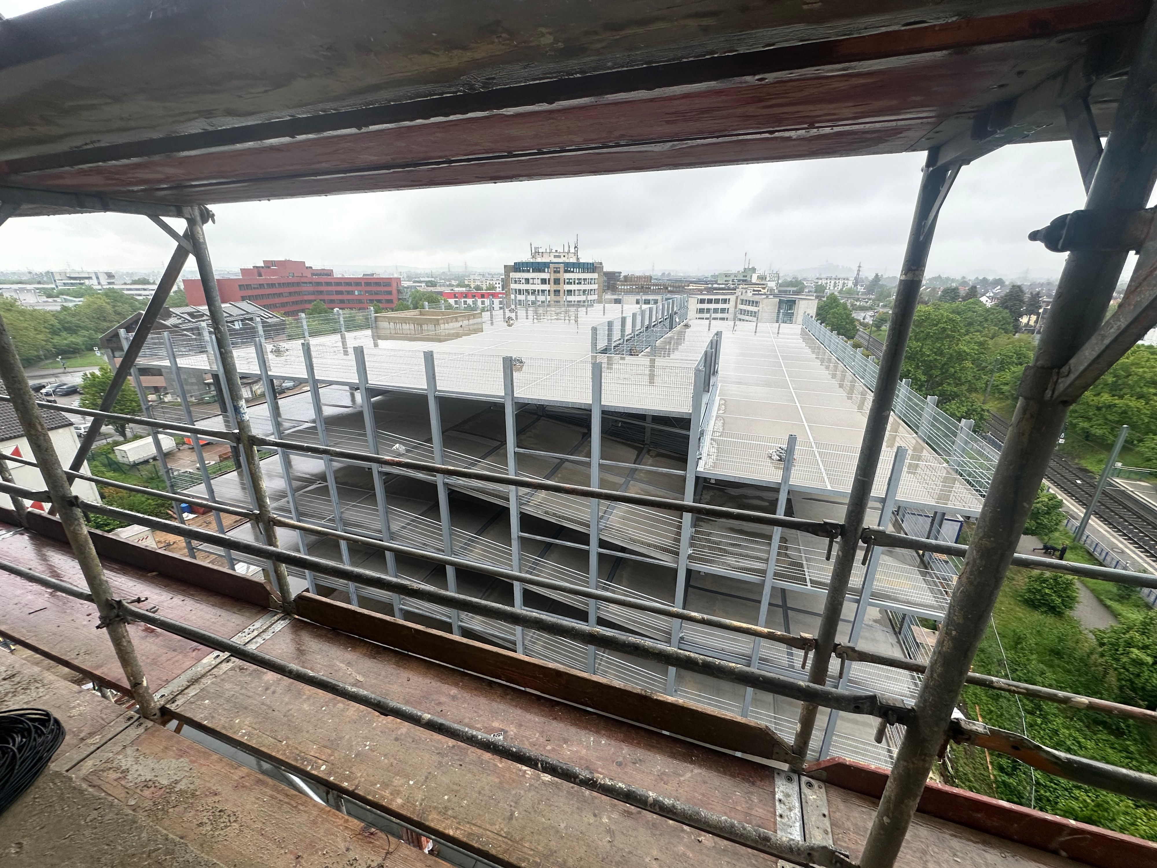 Blick auf die oberste Etage des Parkhauses. Sie bietet keinen Platz für Autos. Eine Grünfläche sowie eine Photovoltaikanlage sollen hier Platz finden.