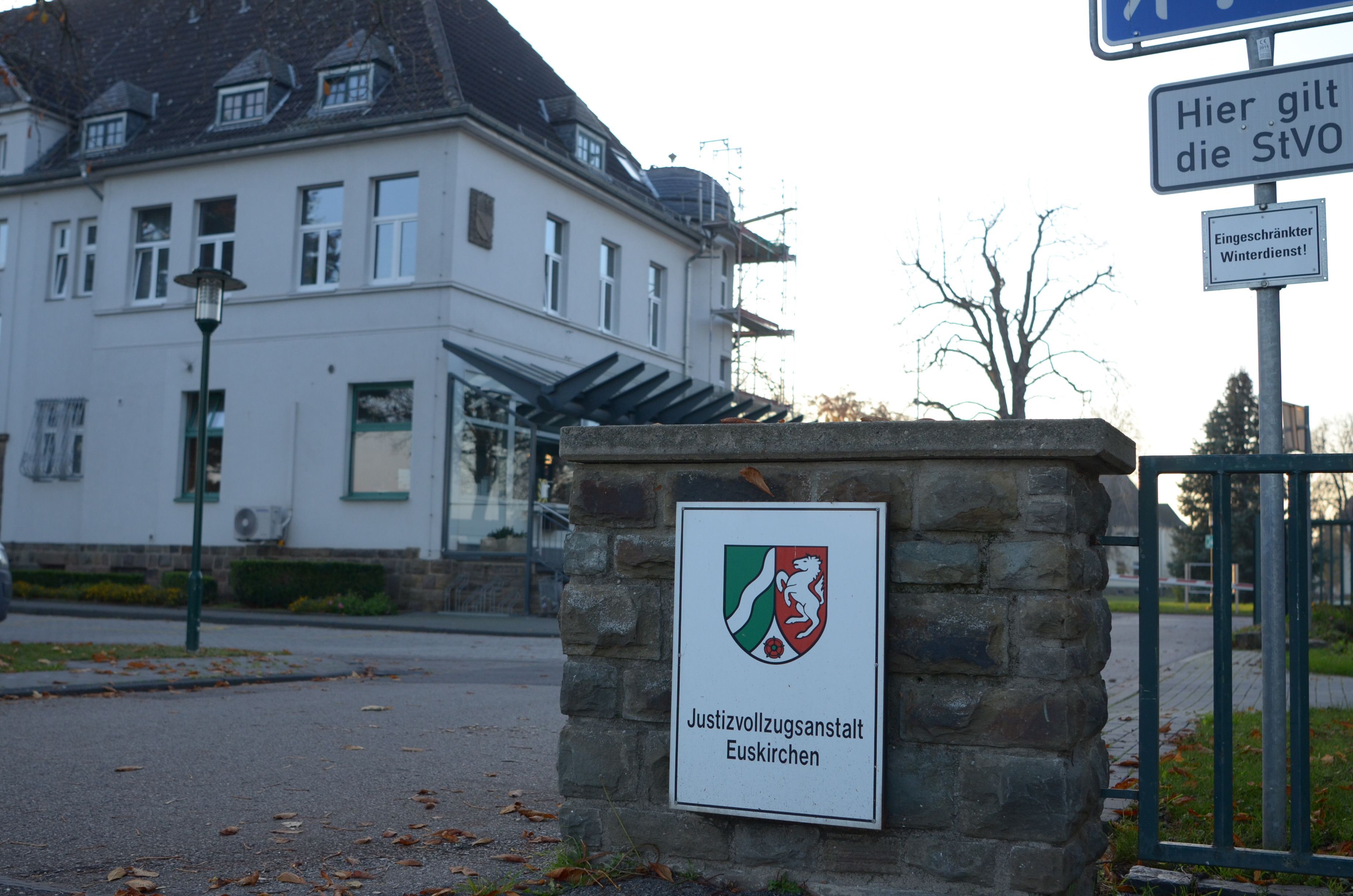 Die Justizvollzugsanstalt Euskirchen: Angestellte sollen von Häftlingen für freien Ausgang bestochen worden sein.