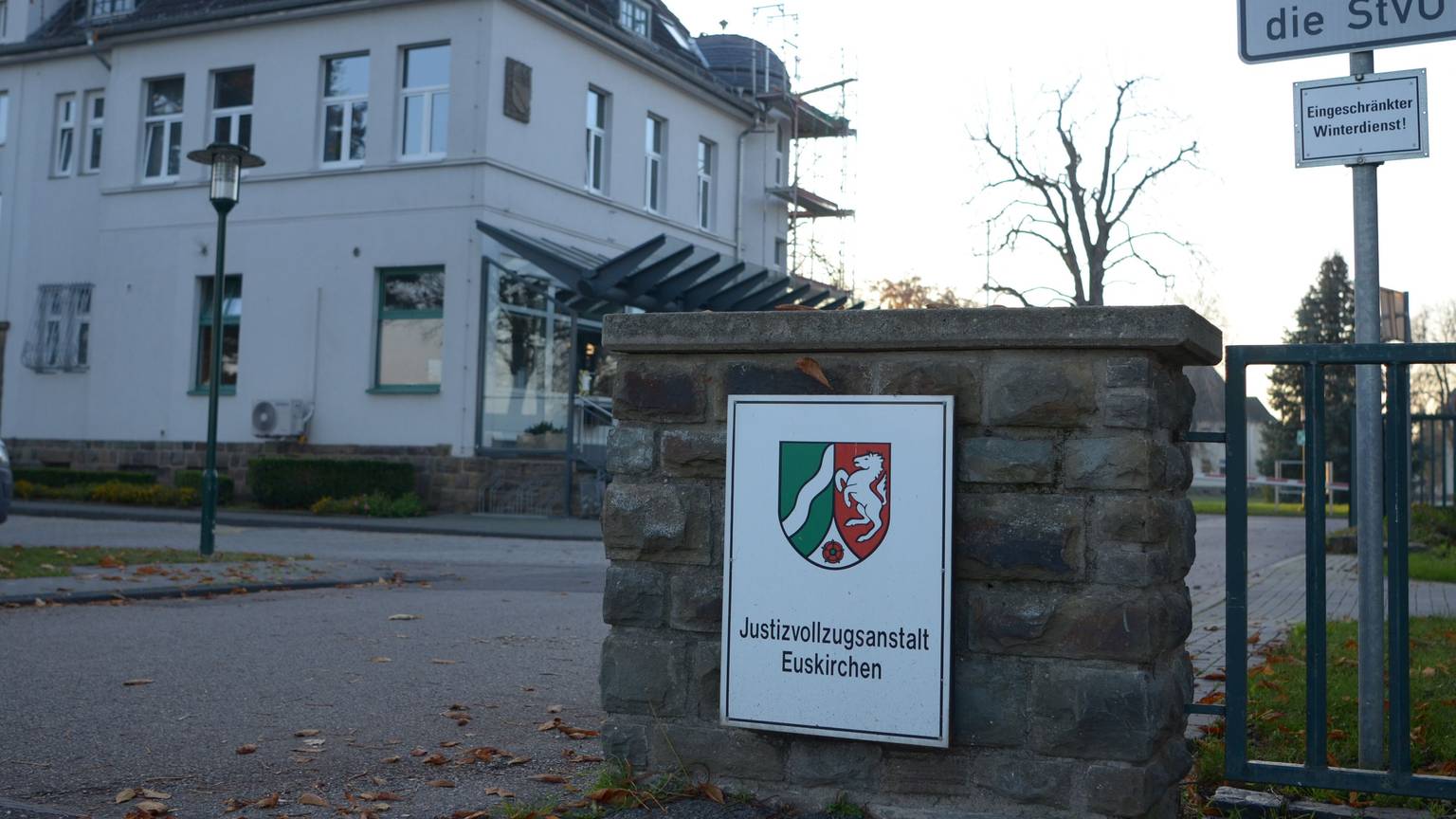 Die Justizvollzugsanstalt Euskirchen: Angestellte sollen von Häftlingen für freien Ausgang bestochen worden sein.