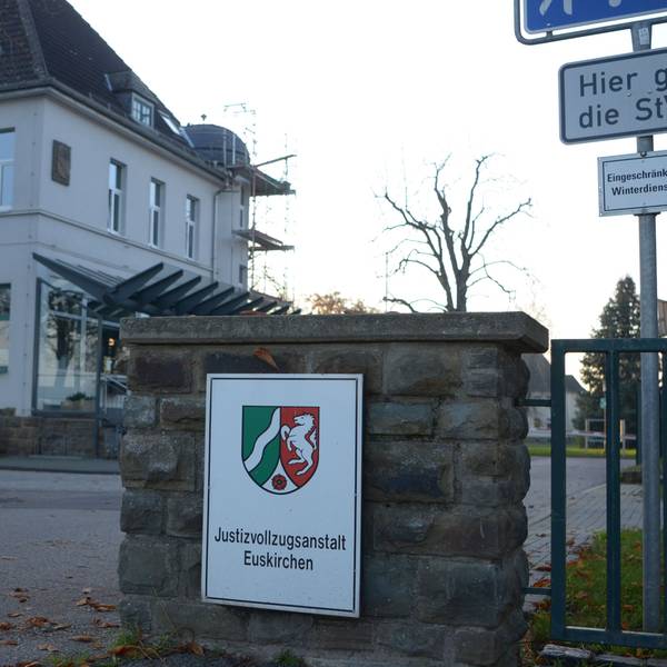 Die Justizvollzugsanstalt Euskirchen: Angestellte sollen von Häftlingen für freien Ausgang bestochen worden sein.