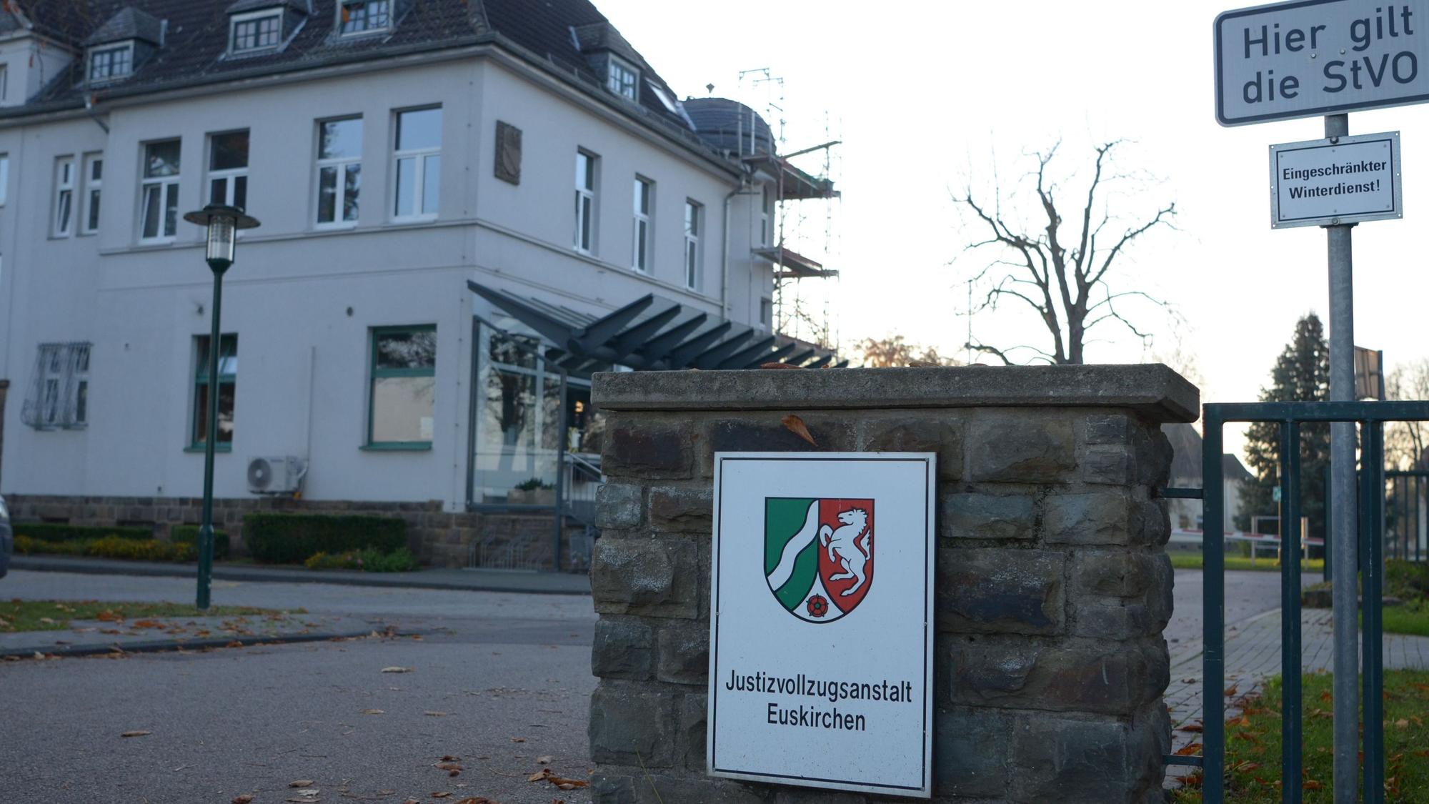 Die Justizvollzugsanstalt Euskirchen: Angestellte sollen von Häftlingen für freien Ausgang bestochen worden sein.
