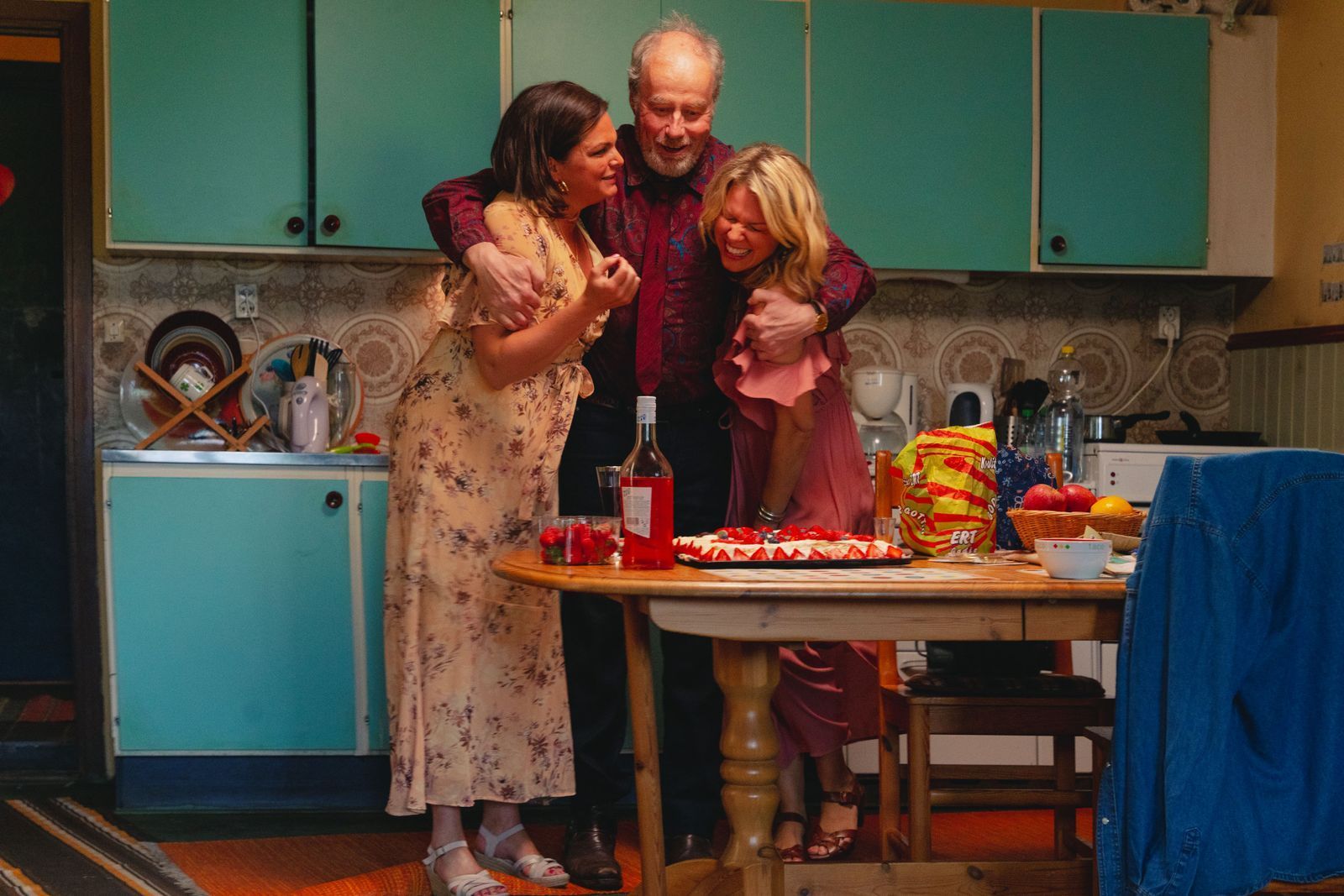 Kenneth (Lennart Jähkel) hat seine beiden Töchter nach dem frühen Tod seiner Frau alleine groß gezogen. Heute sind Lina (Michaela Thorsén, links) und Petra (Ulrika Nilsson) erwachsen und haben selbst Kinder. Die drei Generationen sind - bei aller Unterschiedlichkeit - recht eng miteinander. Nun bringt Kenneths Demenz das Gebilde ins Wanken. (Bild: Viaplay)