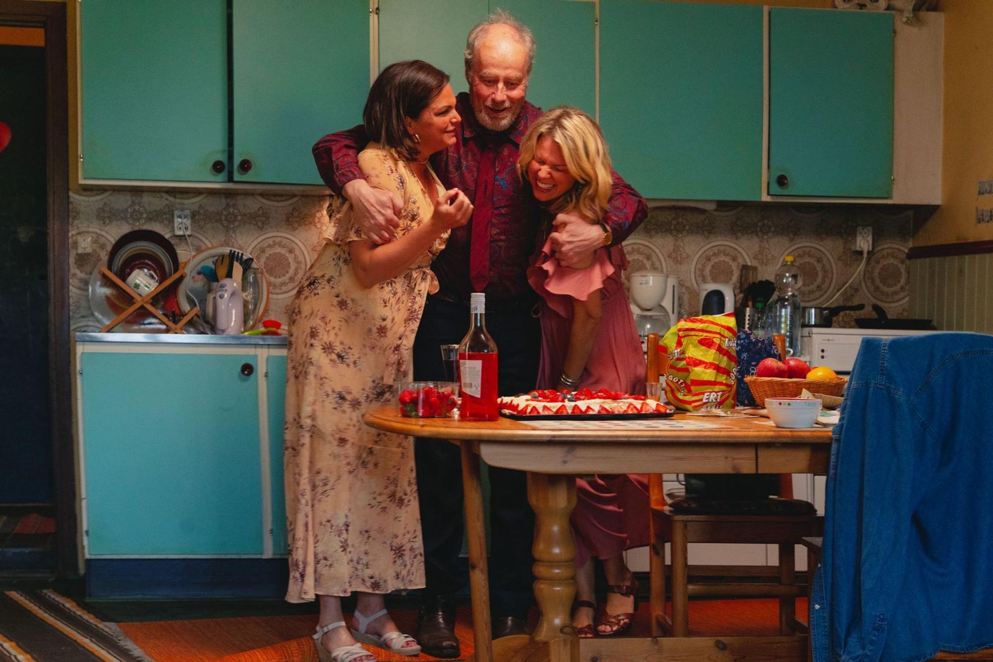 Kenneth (Lennart Jähkel) hat seine beiden Töchter nach dem frühen Tod seiner Frau alleine groß gezogen. Heute sind Lina (Michaela Thorsén, links) und Petra (Ulrika Nilsson) erwachsen und haben selbst Kinder. Die drei Generationen sind - bei aller Unterschiedlichkeit - recht eng miteinander. Nun bringt Kenneths Demenz das Gebilde ins Wanken. (Bild: Viaplay)