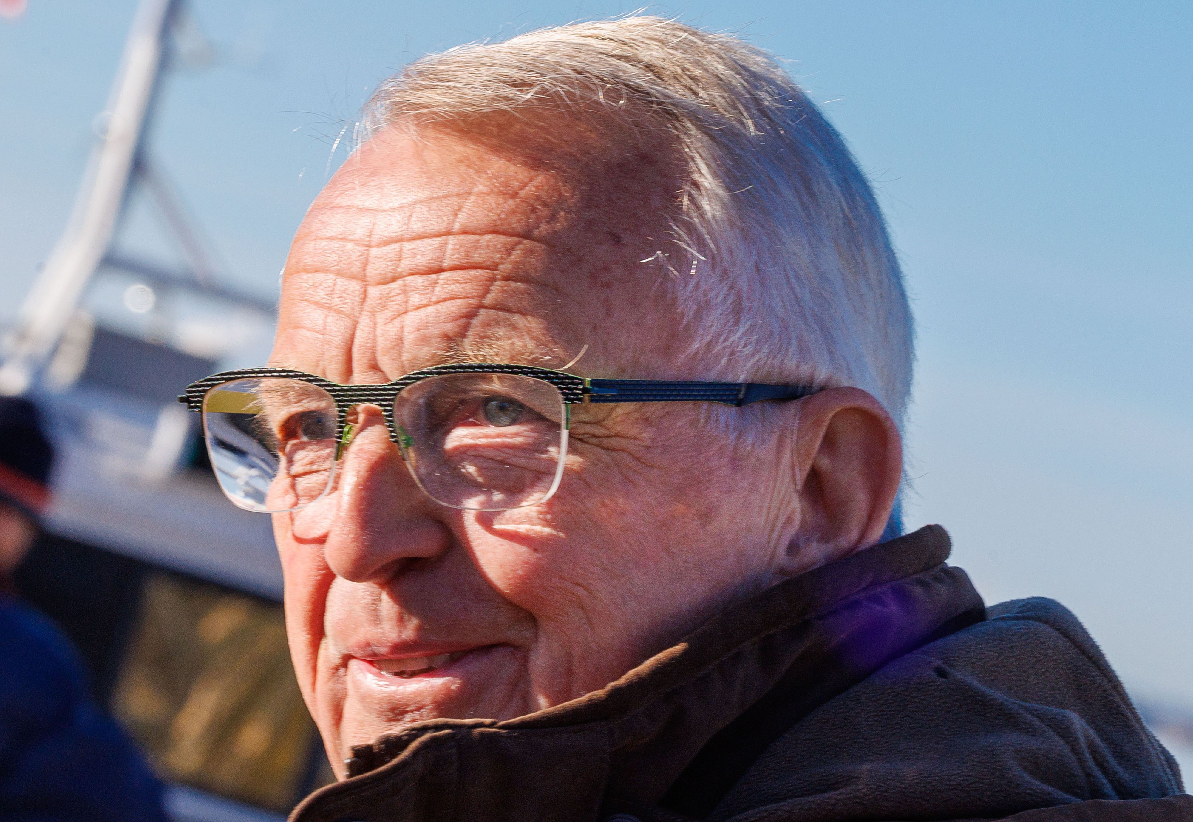 Till Backhaus (SPD), Agrar-, Umwelt- und Klimaschutzminister von Mecklenburg-Vorpommern, spricht am Morgen vor einer Besprechung mit der privaten Initiative im Hafen auf der Insel Poel mit Medienvertretern.