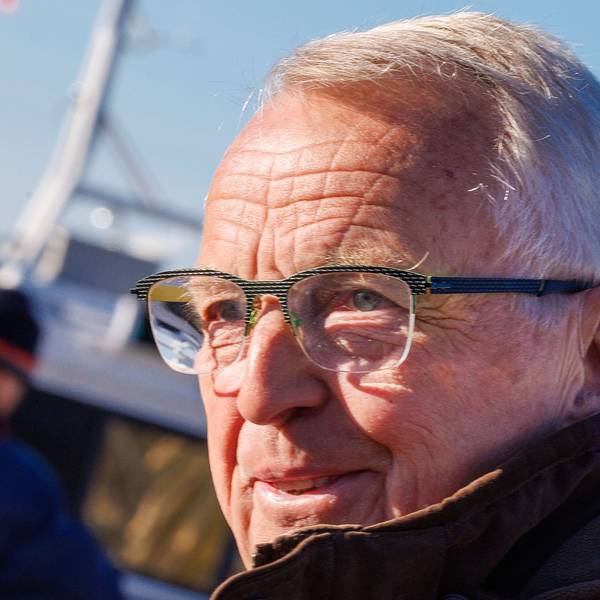 Till Backhaus (SPD), Agrar-, Umwelt- und Klimaschutzminister von Mecklenburg-Vorpommern, spricht am Morgen vor einer Besprechung mit der privaten Initiative im Hafen auf der Insel Poel mit Medienvertretern.