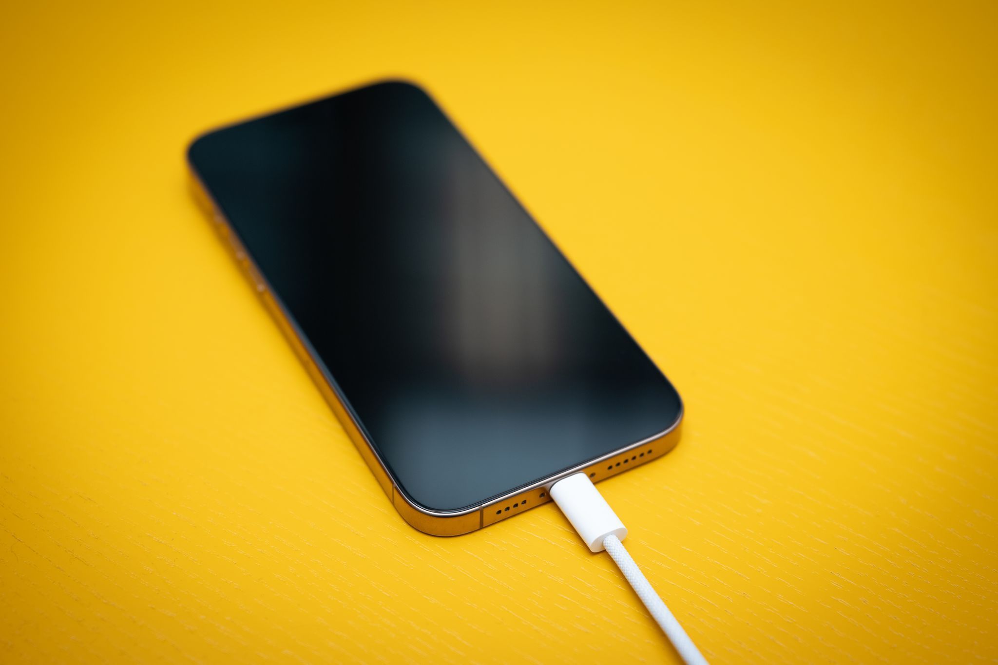 Ein iPhone mit schwarzem Bildschirm an einem USB-C-Kabel