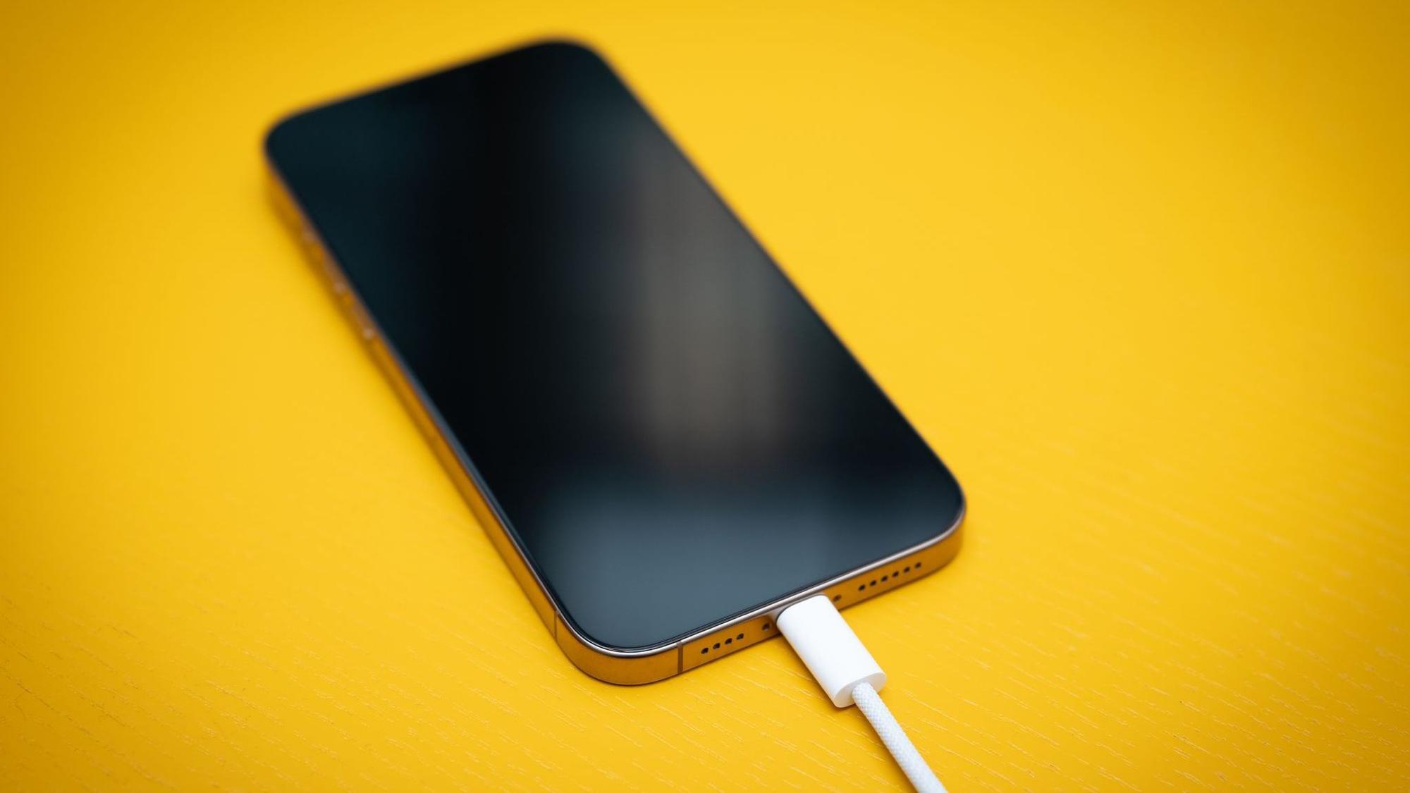 Ein iPhone mit schwarzem Bildschirm an einem USB-C-Kabel