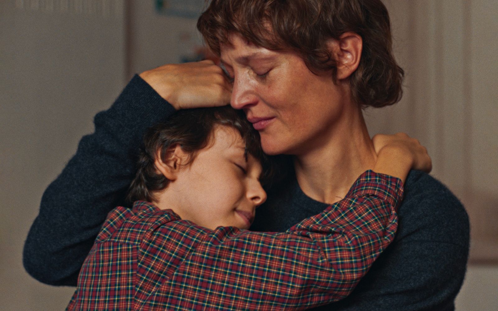 Clémence (Vicky Krieps) kämpft um das Recht, auch als lesbische Frau ihren achtjährigen Sohn (Viggo Ferreira-Redier) großzuziehen. (Bild: Salzgeber)