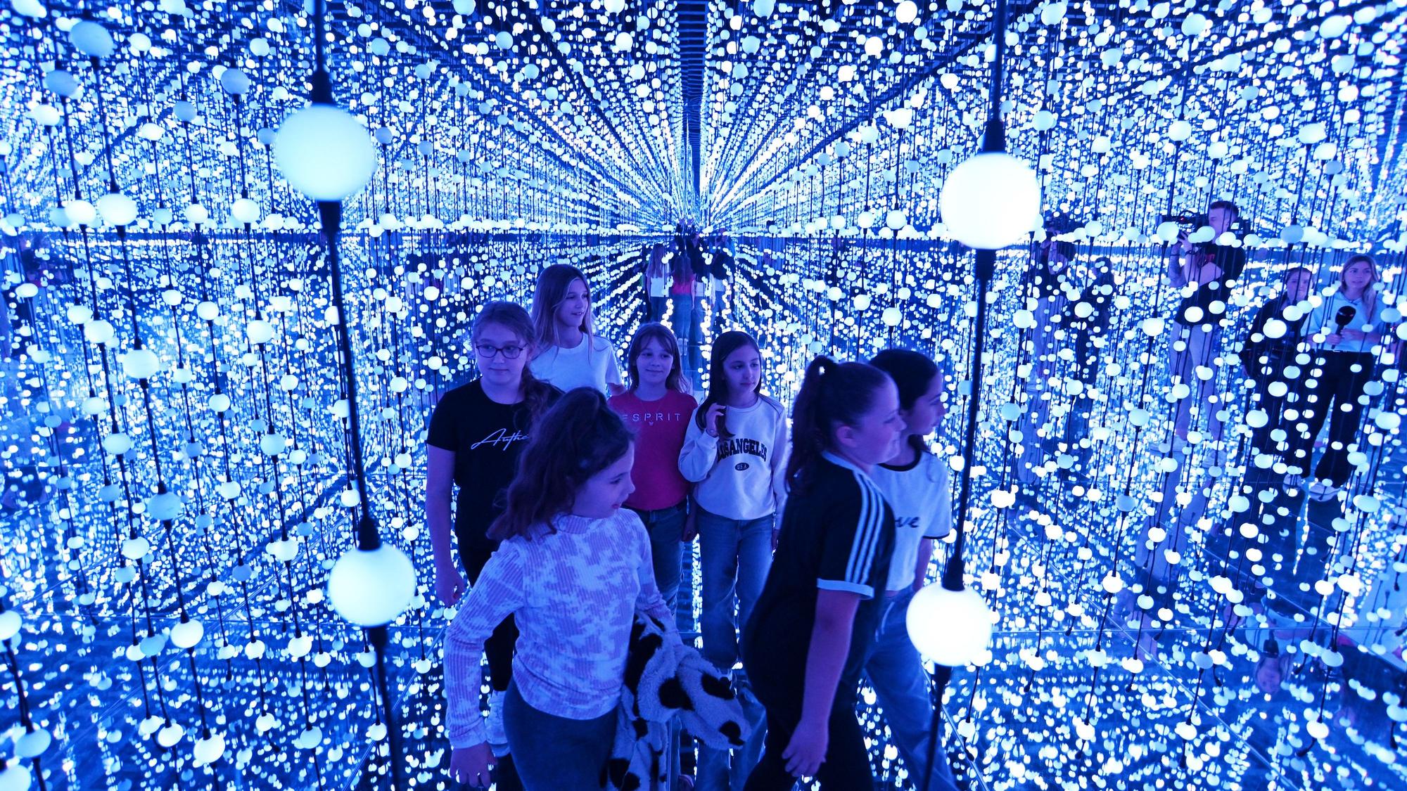 Spiegelkabinett mit Tausenden Lichtern