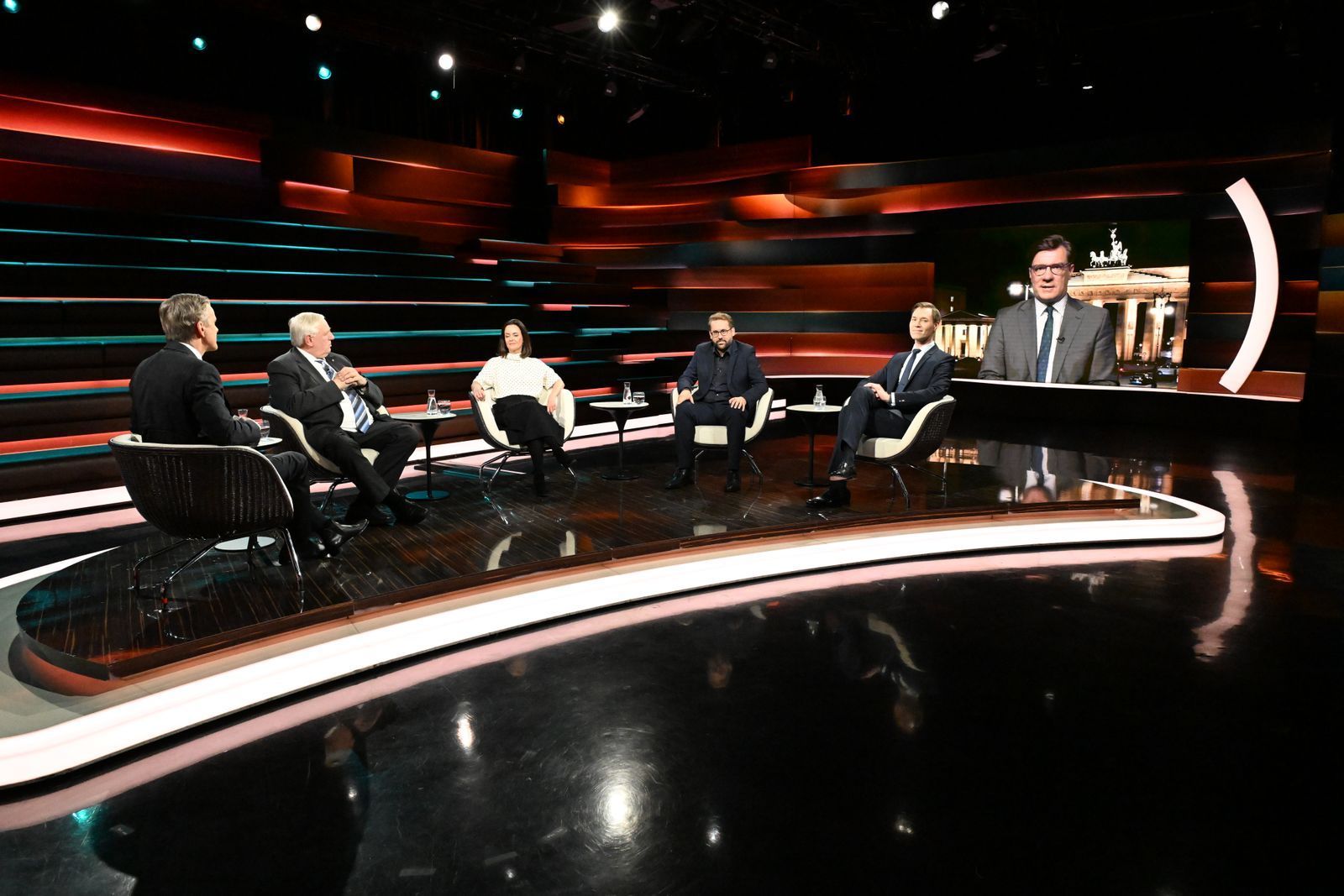 Am Dienstagabend bei Moderator Markus Lanz zu Gast (v.l.): Karl-Josef Laumann, Julia Löhr, Paul Ronzheimer, Julius van de Laar und ins Studio zugeschaltet: Nico Lange. (Bild: ZDF/ Cornelia Lehmann)