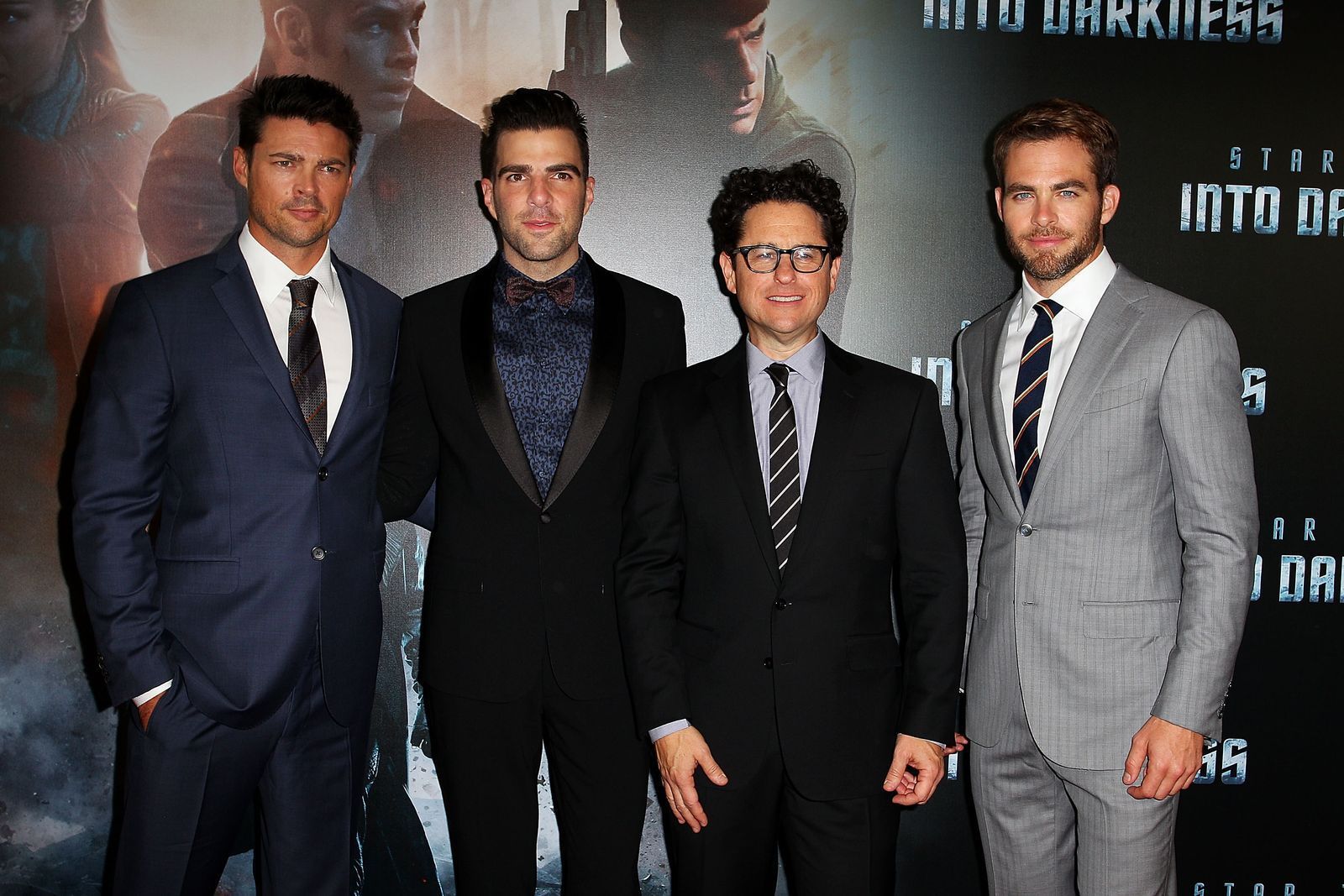 „Star Trek“-Regisseur J.J. Abrams (zweiter von rechts)   verschaffte Karl Urban einen Cameo-Auftritt in „Star Wars: Der Aufstieg Skywalkers“ (2019). (Bild: Lisa Maree Williams/Getty Images)