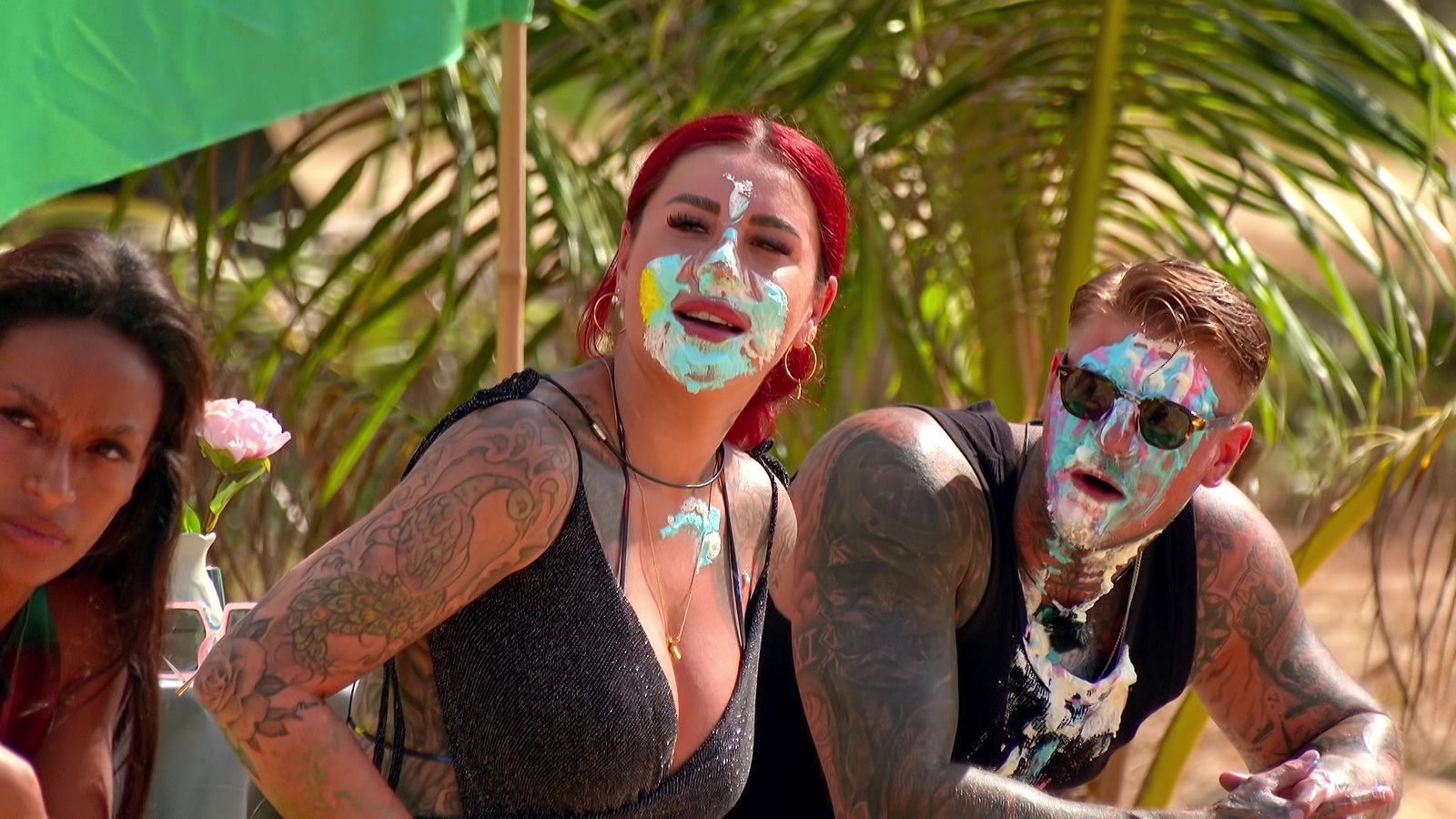 Auch Kate Merlan (Mitte) und Paco Herb (rechts) erwischte es. Cecilia Asoro blieb „ungetortet“. (Bild: RTLZWEI)